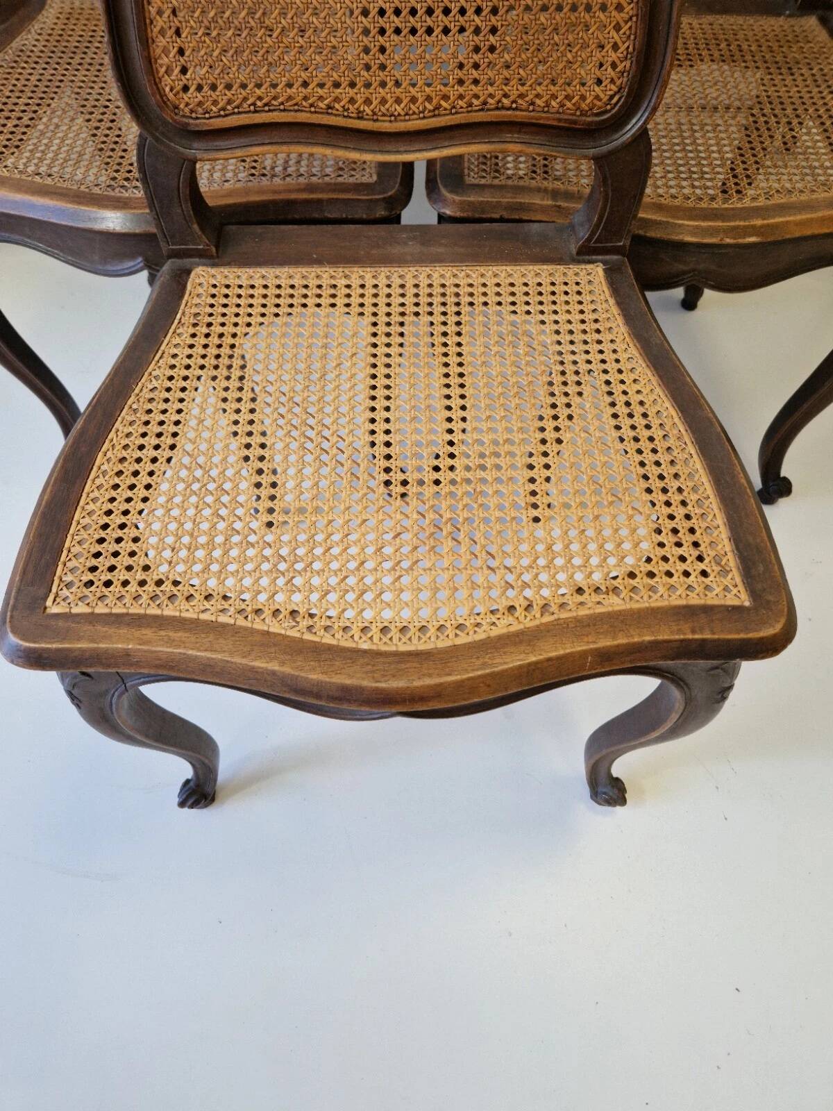 Ensemble de 6 chaises de salle à manger antiques en style Louis XV avec dossier en osier provençal.