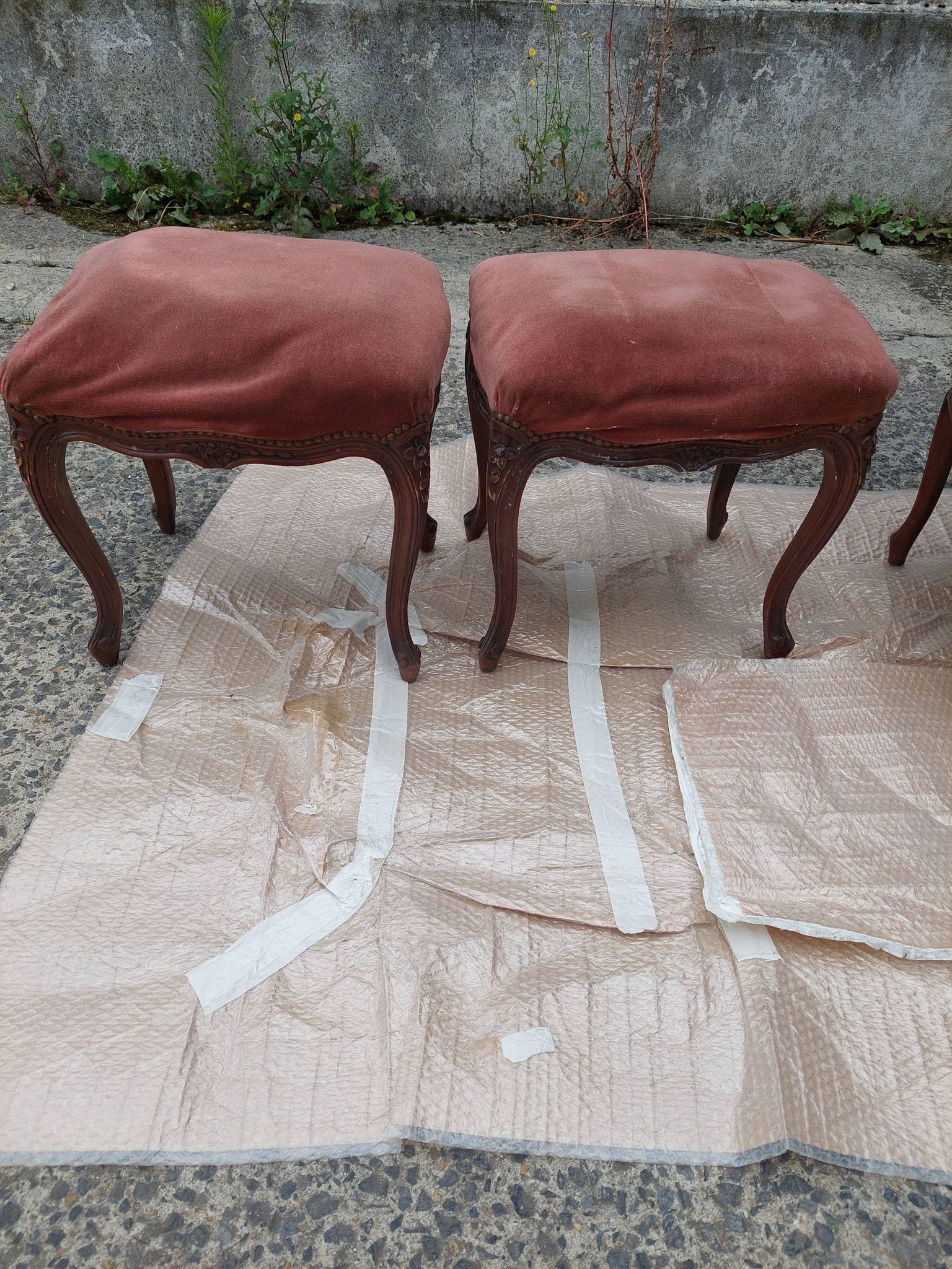 Paire de fauteuils avec ses reposes pieds style Louis Philippe en noyer