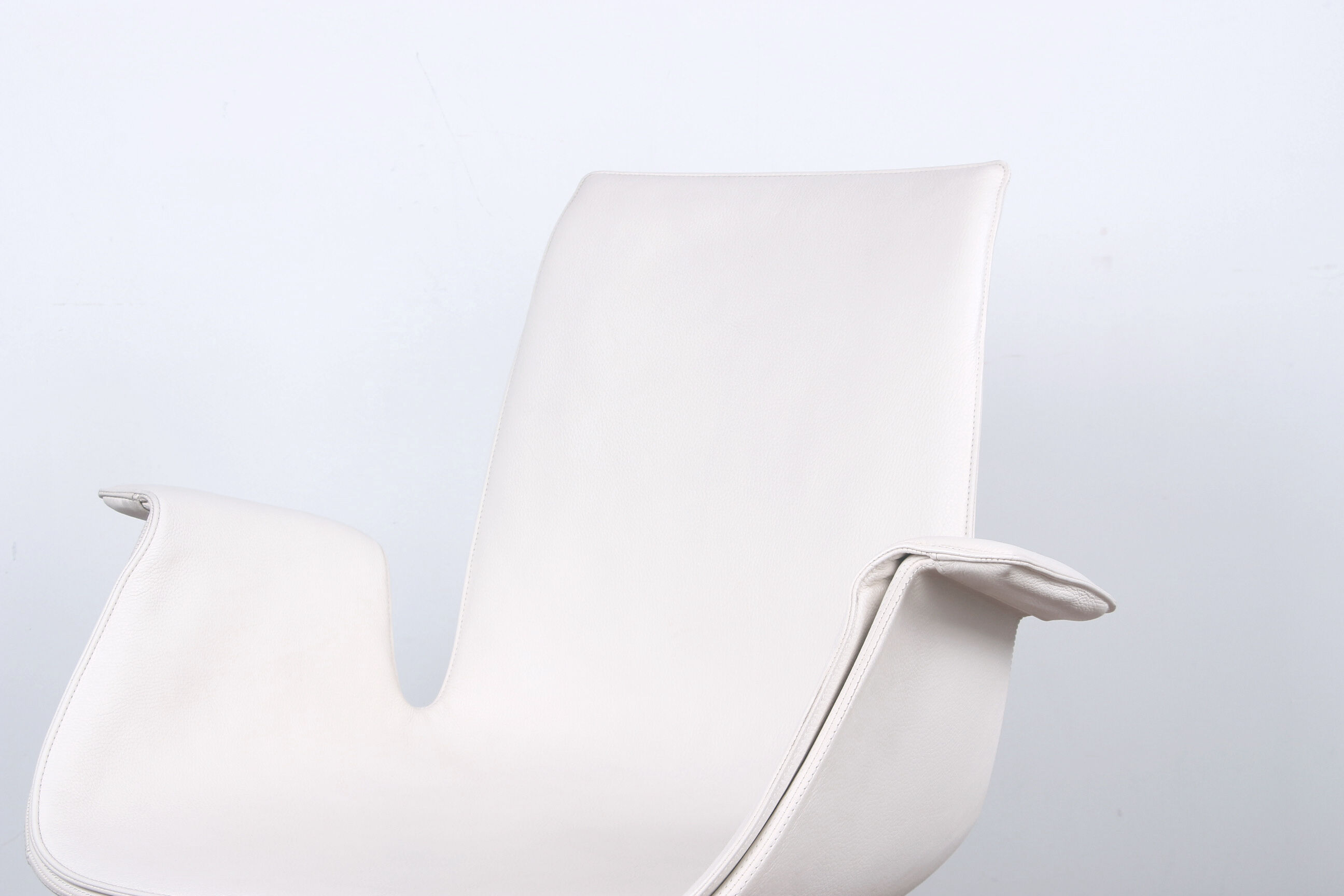 Danish armchair in White Leather and Steel, model FK 6725 or "Tulip chair" by Preben Fabricius.