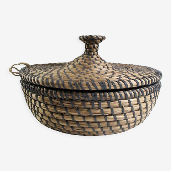 Raffia basket with lid