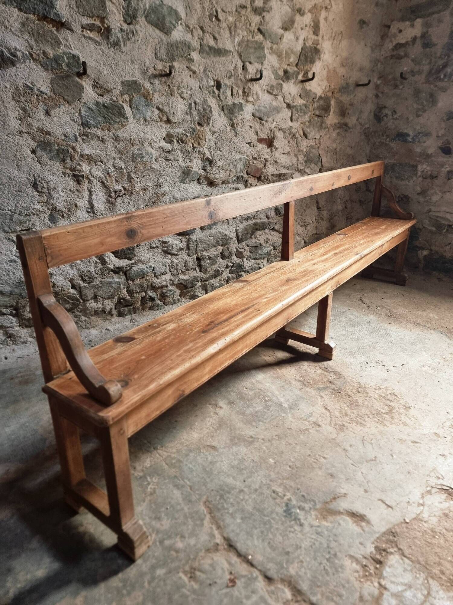 Grand banc ancien en bois avec dossier – fin XIXe siècle, pin et chêne