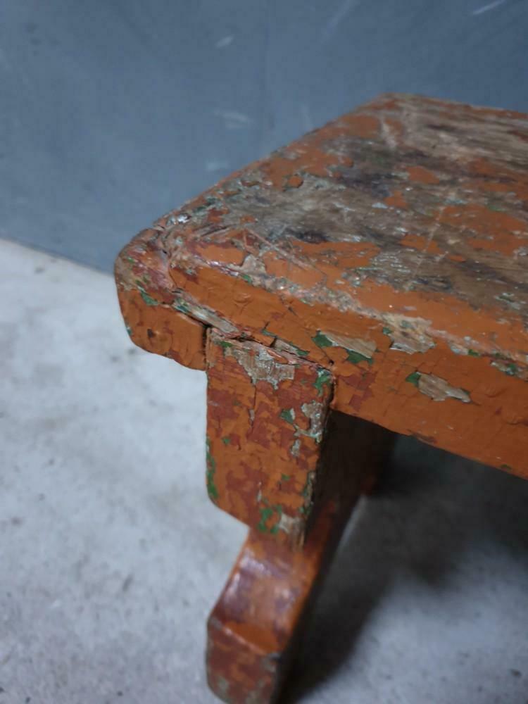 Antique wooden bench, en brun mocca