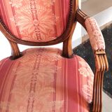 Paire de fauteuils cabriolets style louis xvi médaillon