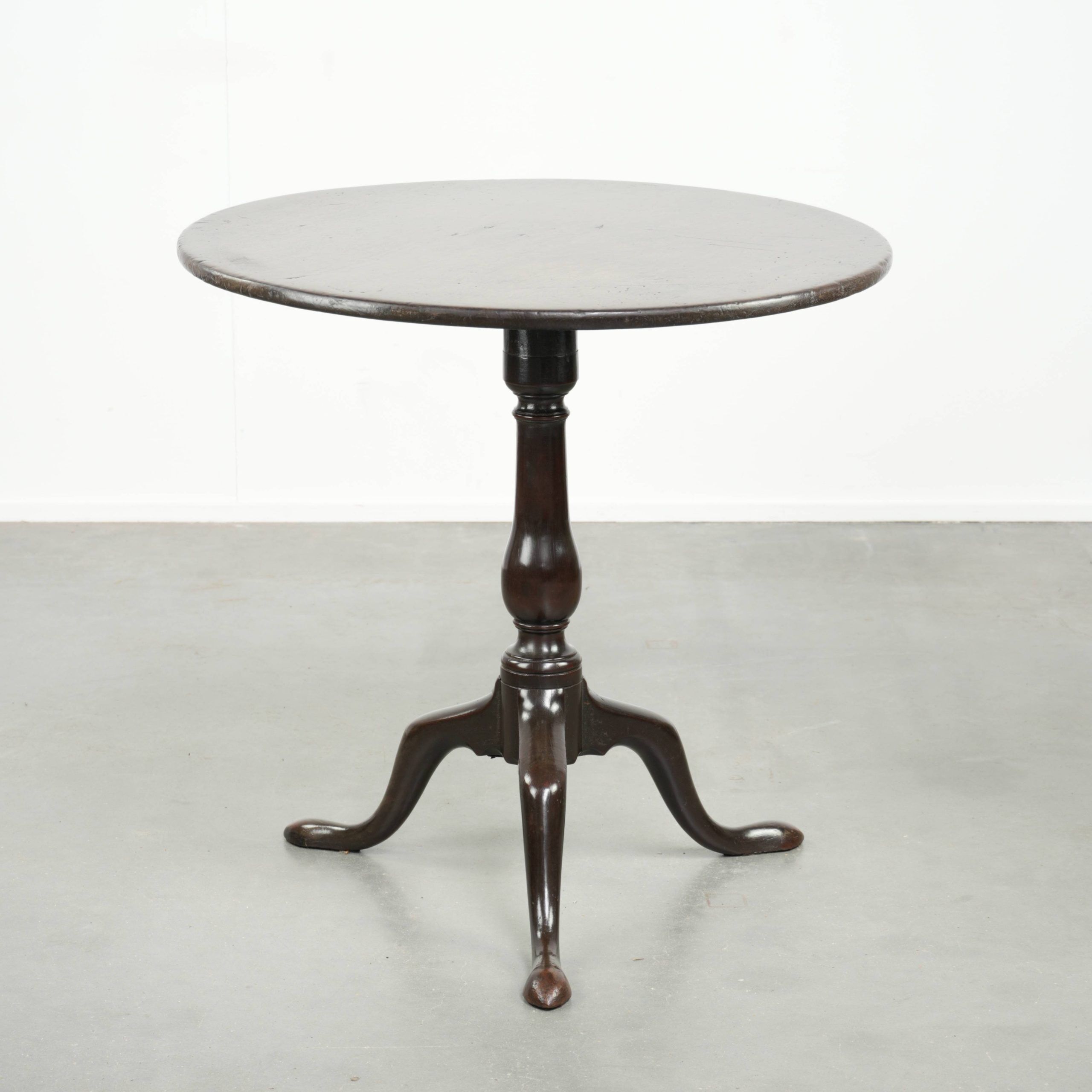 Practical round antique English tilt top table from the 18th century