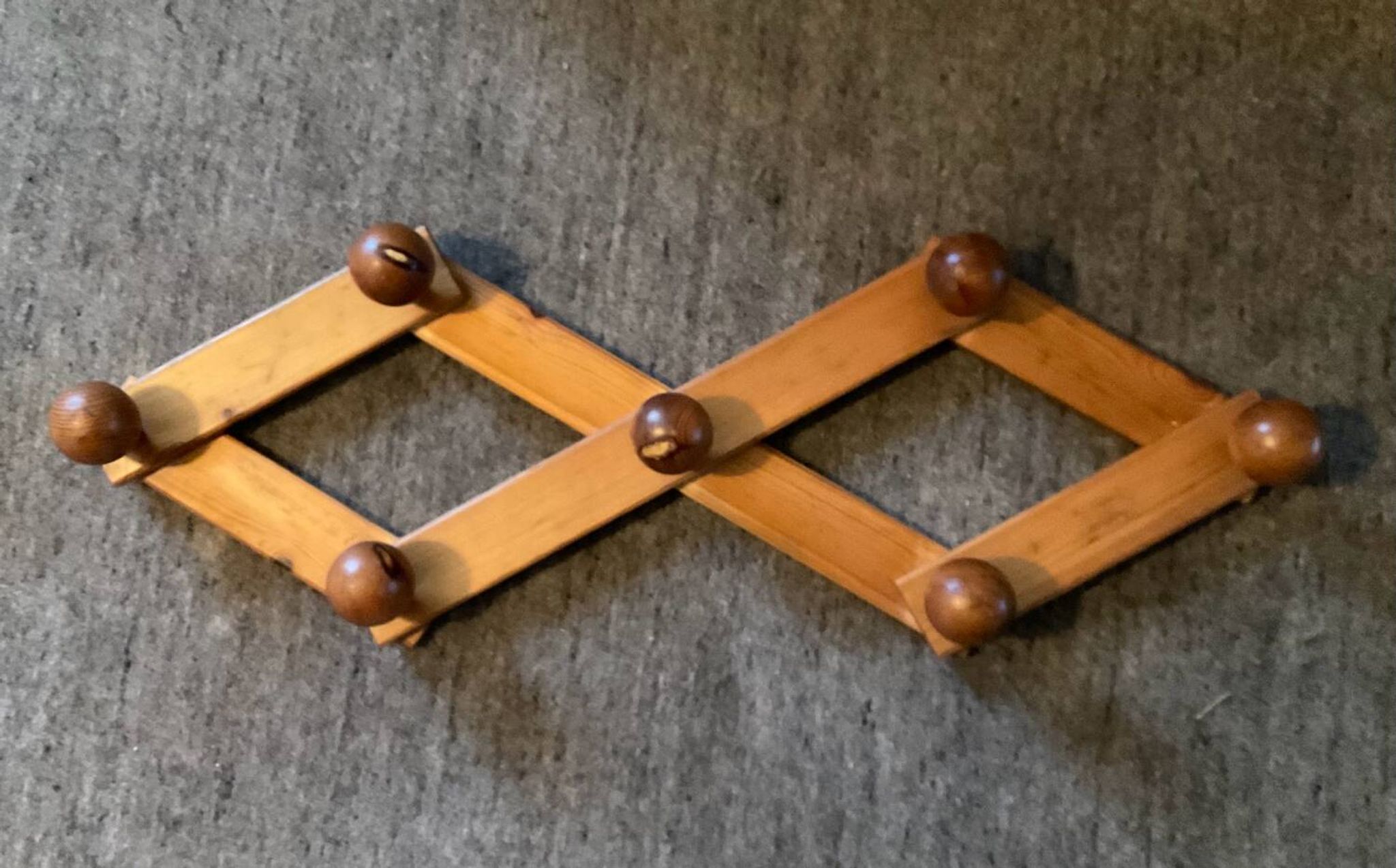 Porte manteau scandinave en pin massif