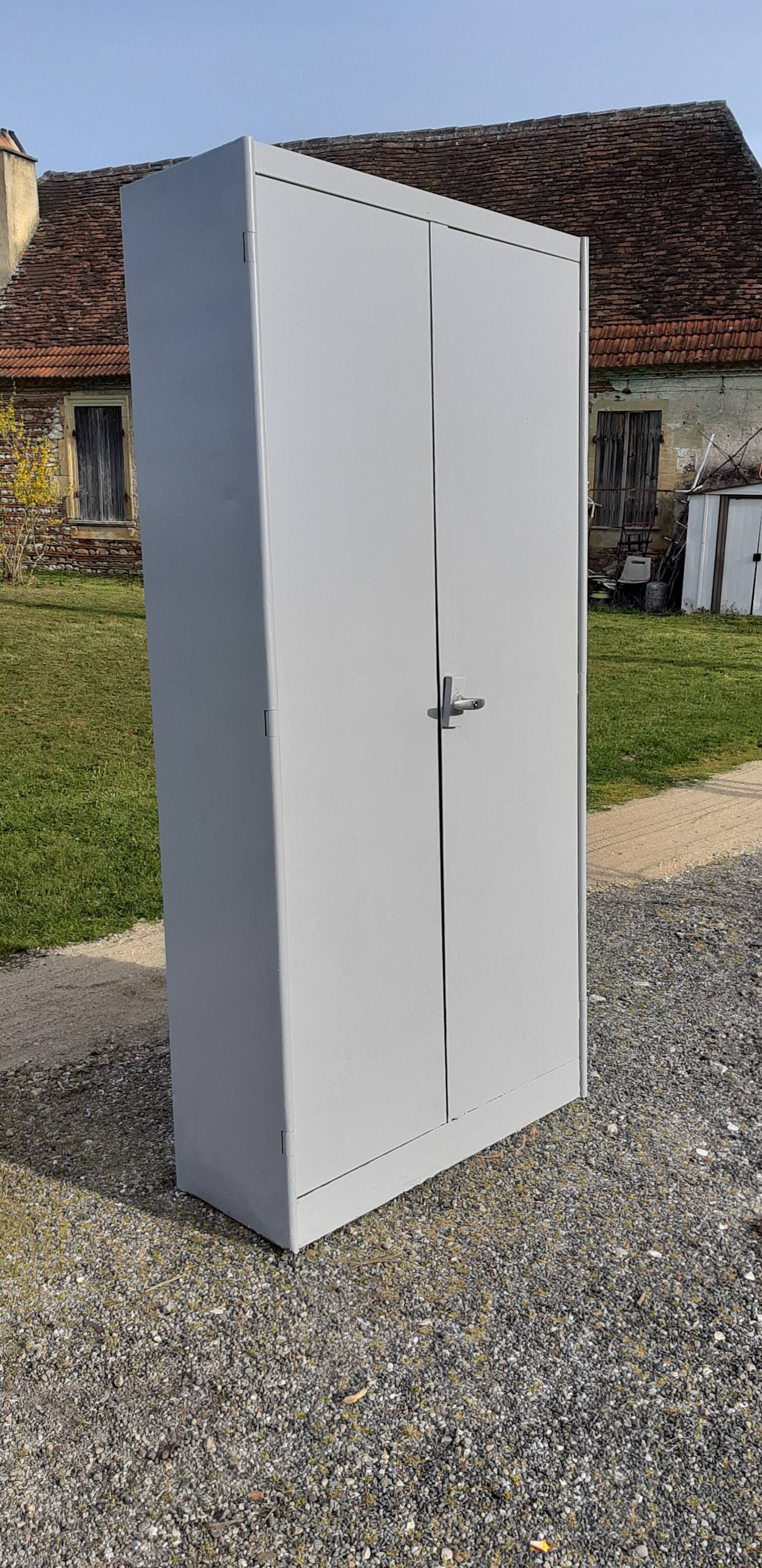 Armoire parisienne en fer cérusée vieux gris 2 portes , étagéres