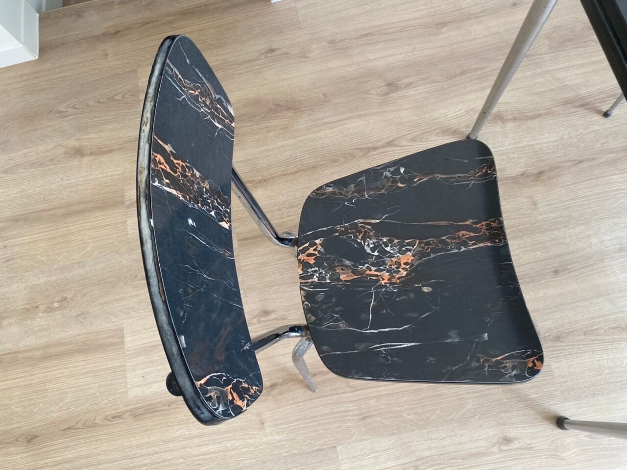 Extendable table + 4 marbled formica chairs