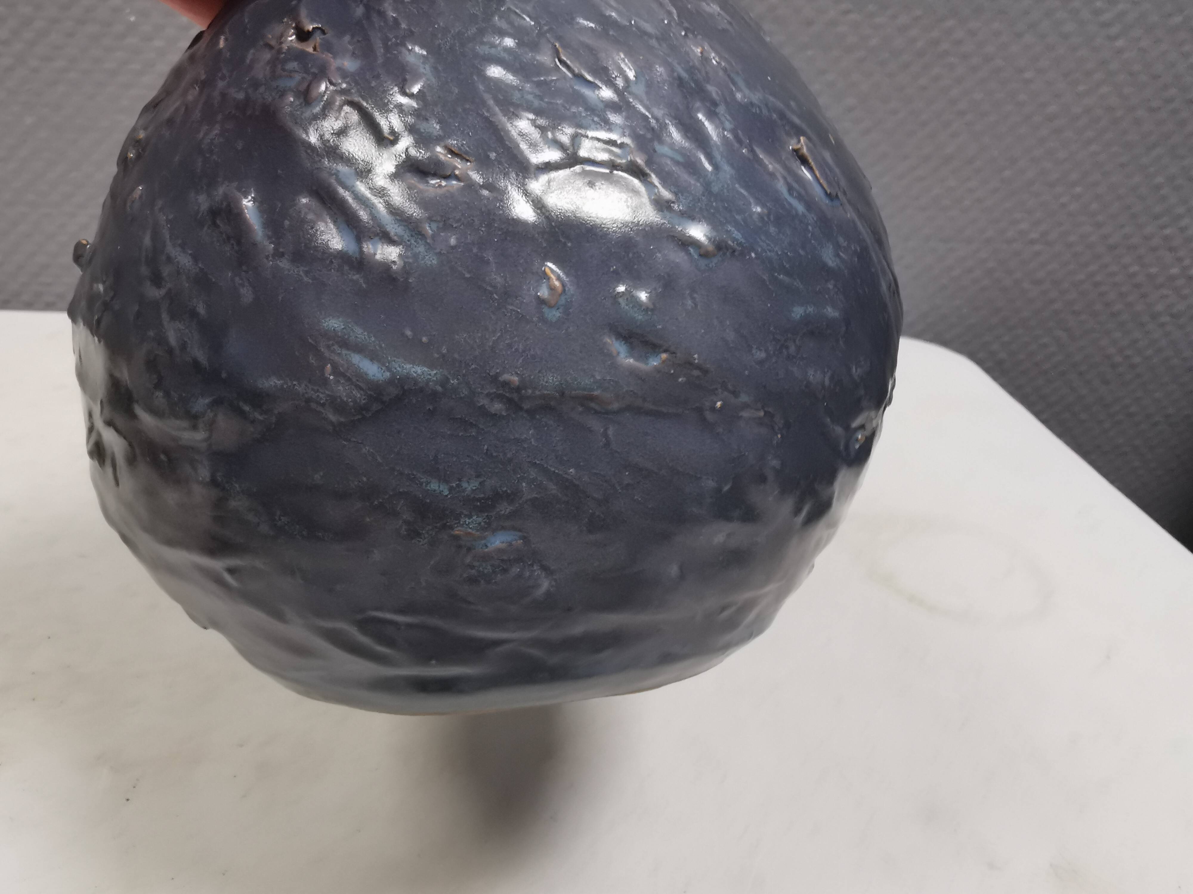 Vase Pauline Toynbee, Émail en cristal bleu texturé, forme organique, années 1980