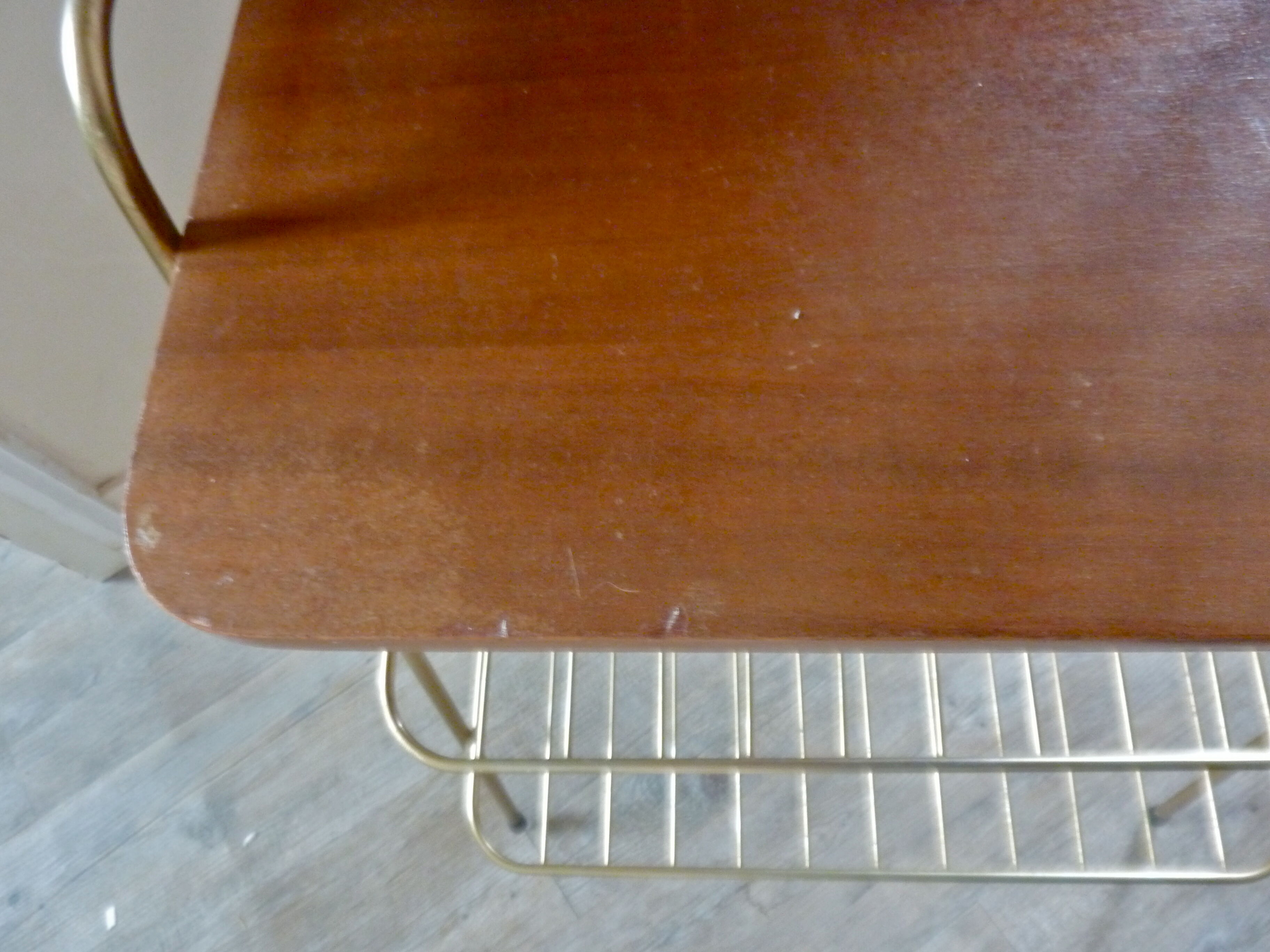 Lampadaire avec tablettes en teck et laiton des années 60