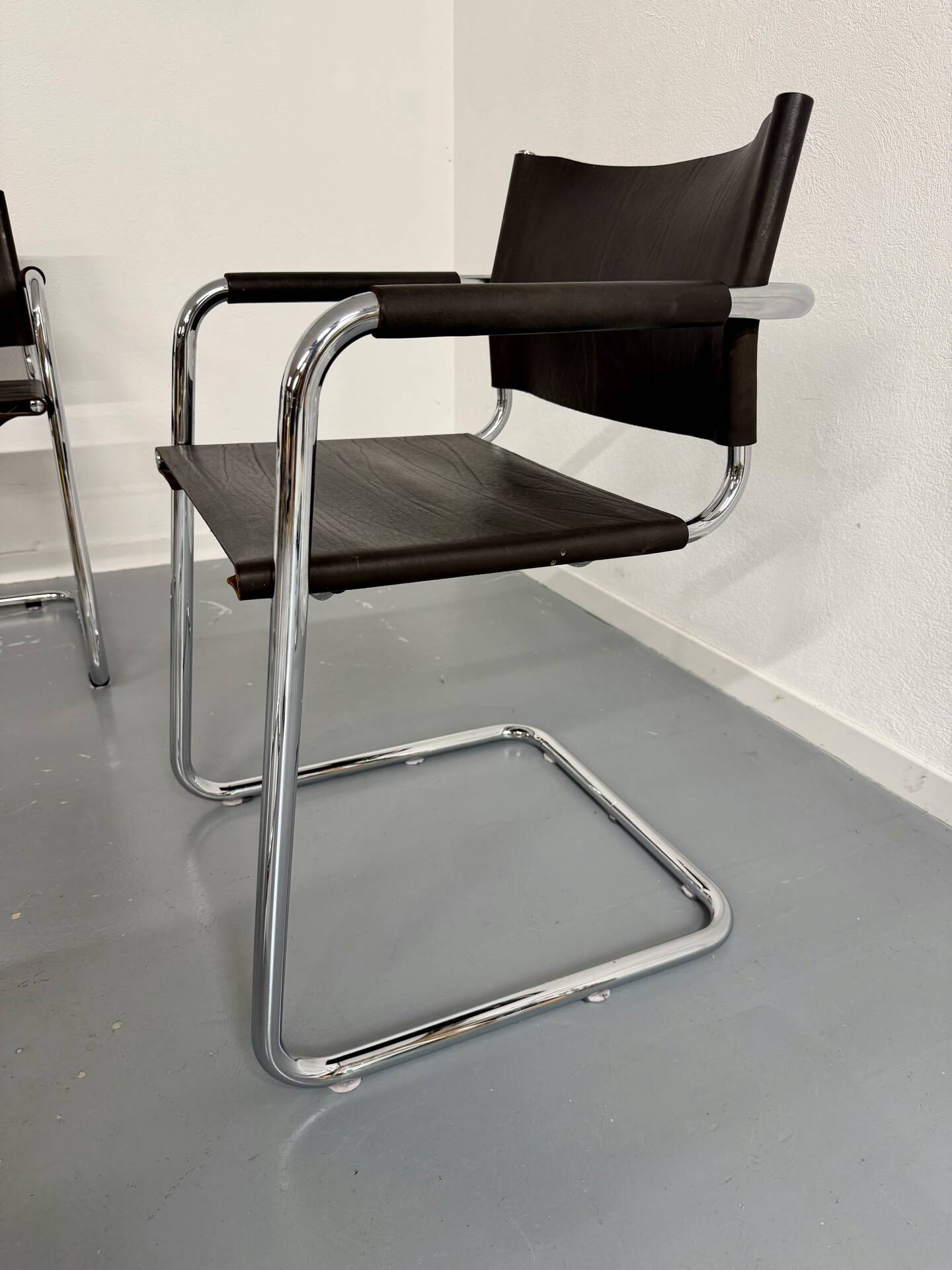Lot of 5 tubular metal leather chairs, Bauhaus design, vintage 1970s.