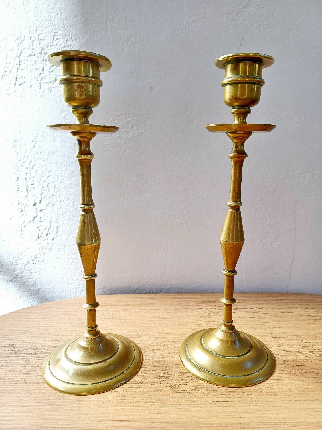 Paire de grands bougeoirs en laiton