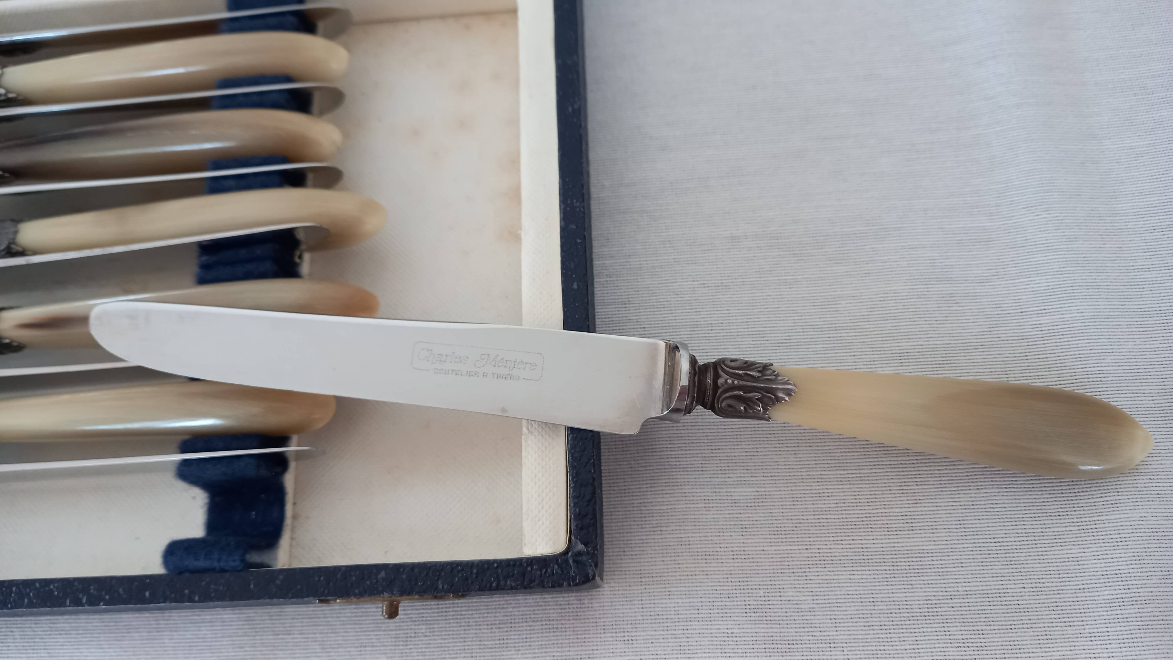 Cutlery set with 24 knives
