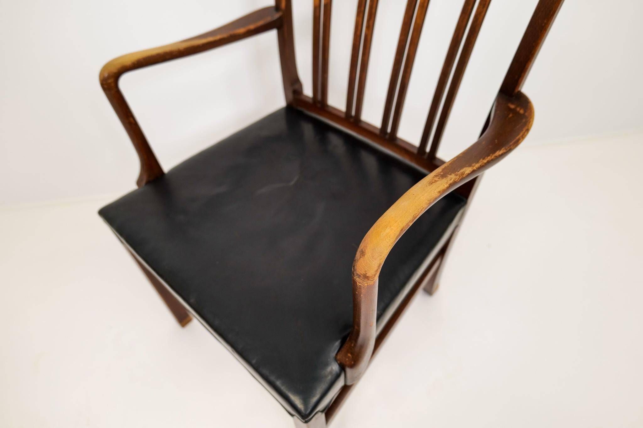 Fauteuil mi-siècle Ole Wanscher pour Fritz Hansen, hêtre teinté et cuir