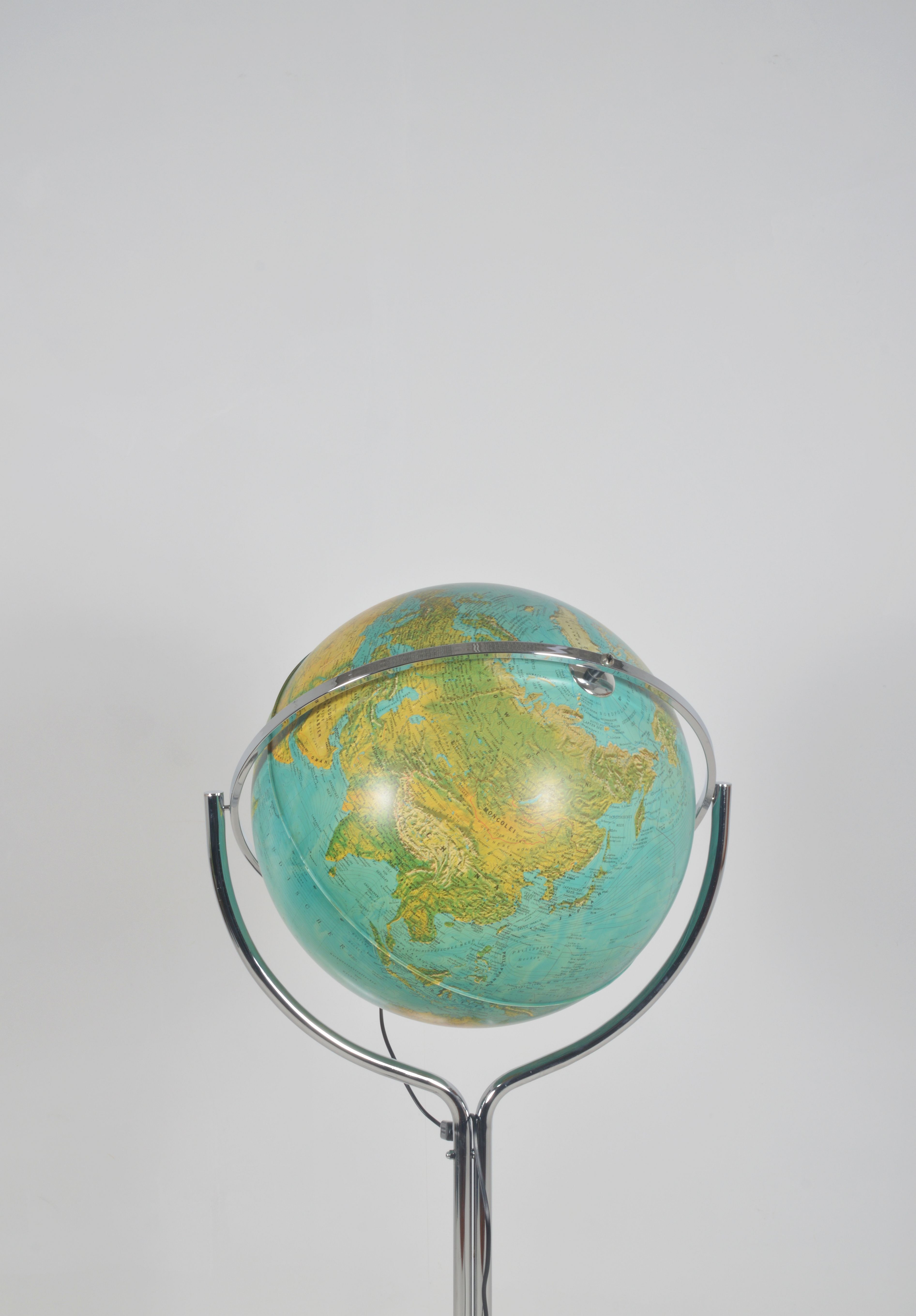 Globe de sol italien "Geoscope" avec éclairage de Ricoscope, années 1970