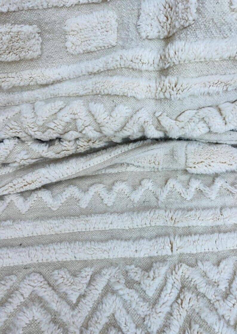 Authentic white Moroccan wool rug size 2/3 m