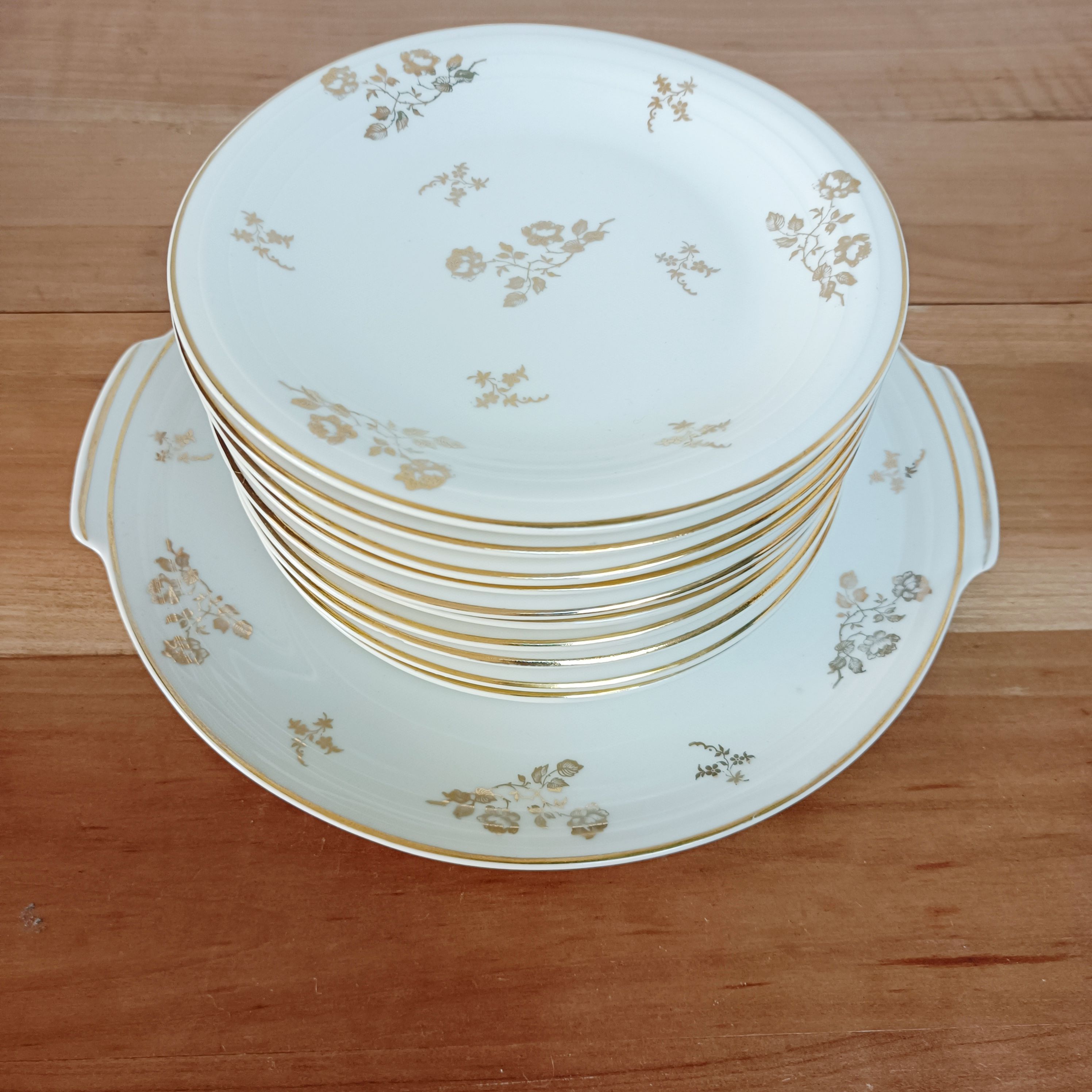 Dessert service, 10 plates and 1 pie dish, in Limoges Porcelain, white and gold