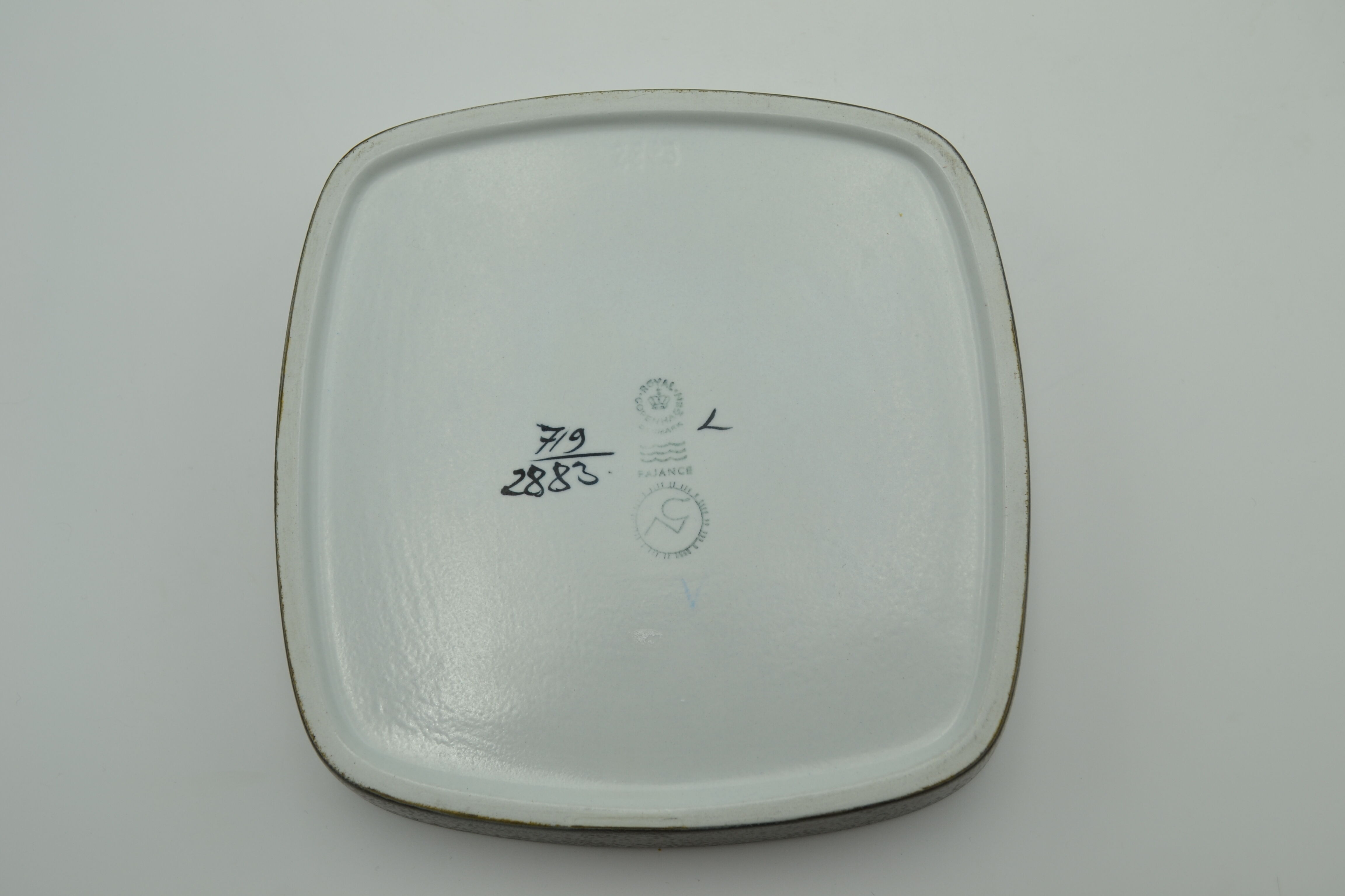 Plat en faience from Nils Thorsson's Baca series for Royal Copenhagen