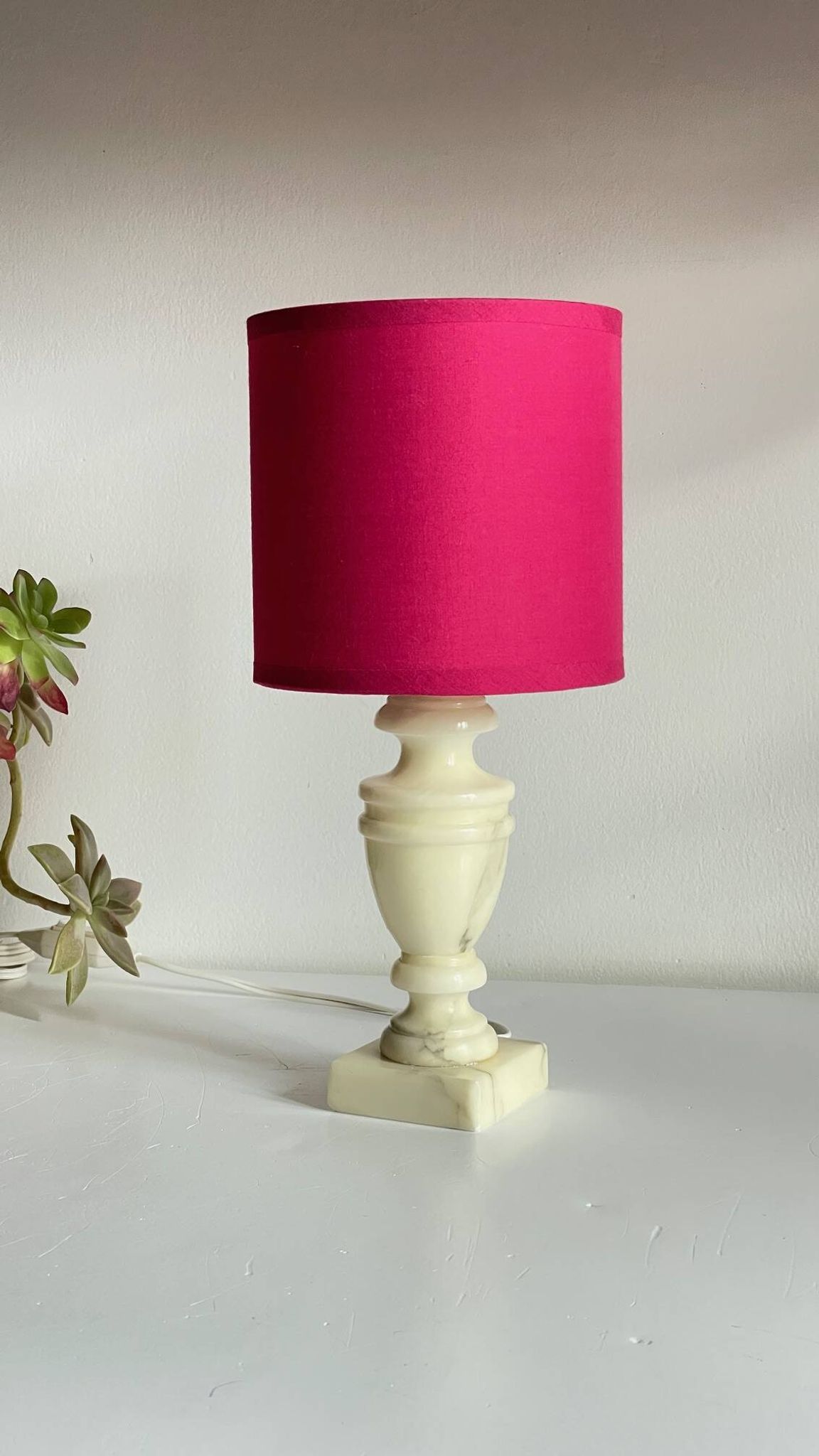 Lampe marbre et tissu fuchsia vintage