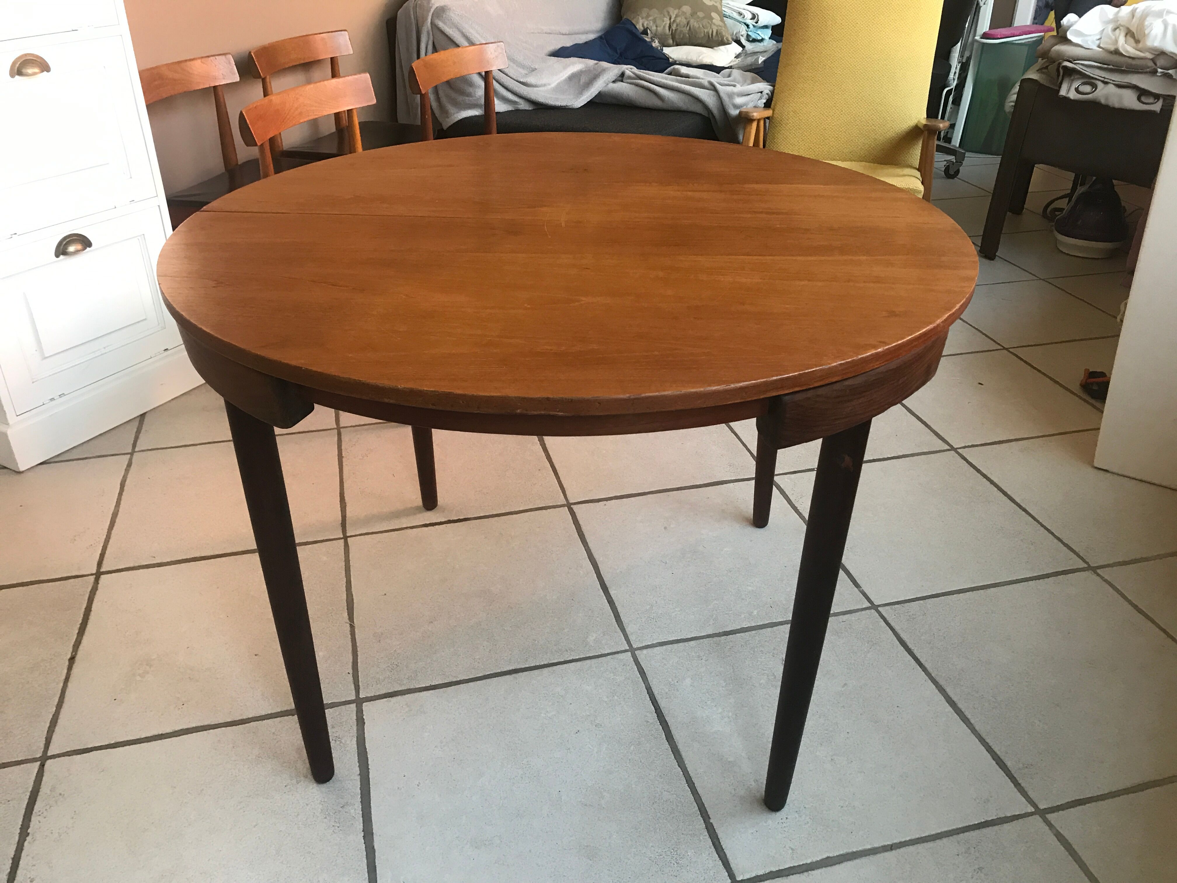 Extension table and 4 chairs by Hans Olsen edited by Frem Rolje