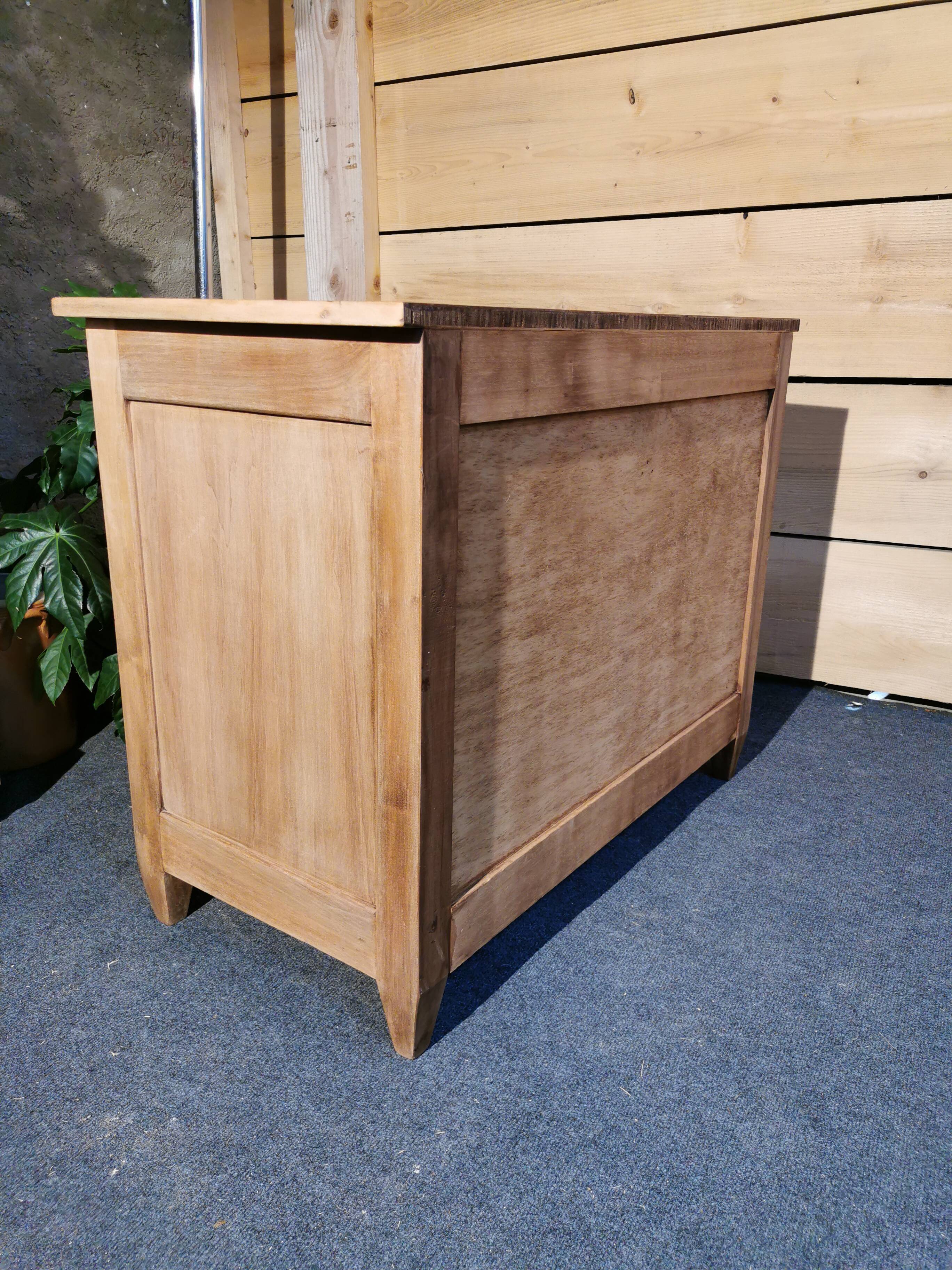 Oak chest of drawers