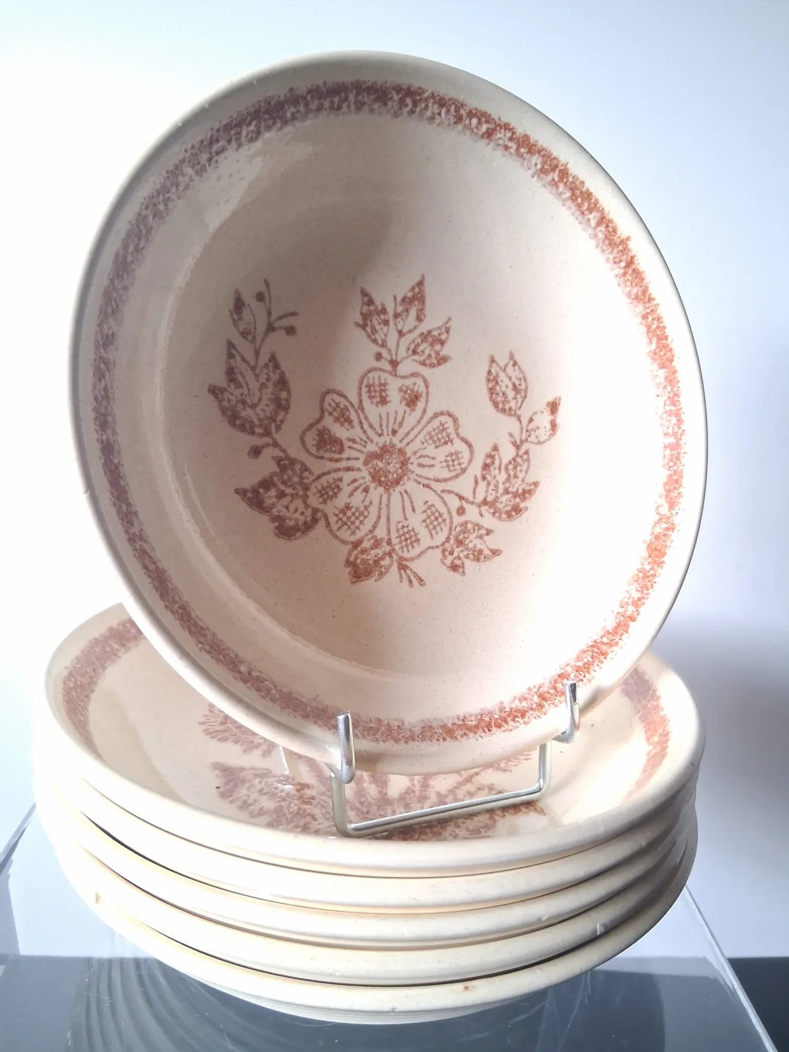 6 beige ceramic deep plates in very good condition.
