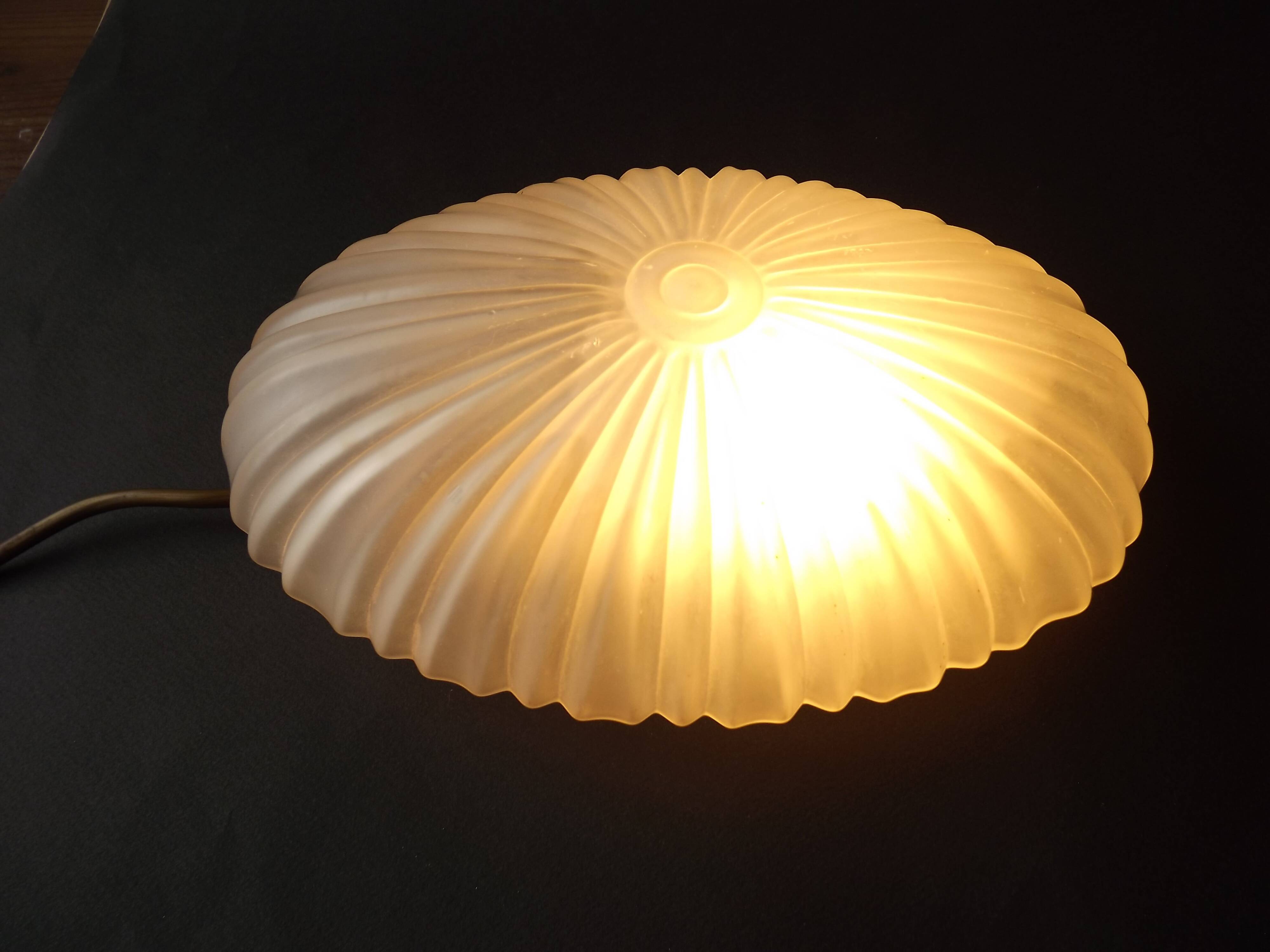 Applique murale en verre blanc opaque de style Art déco, France années 1970