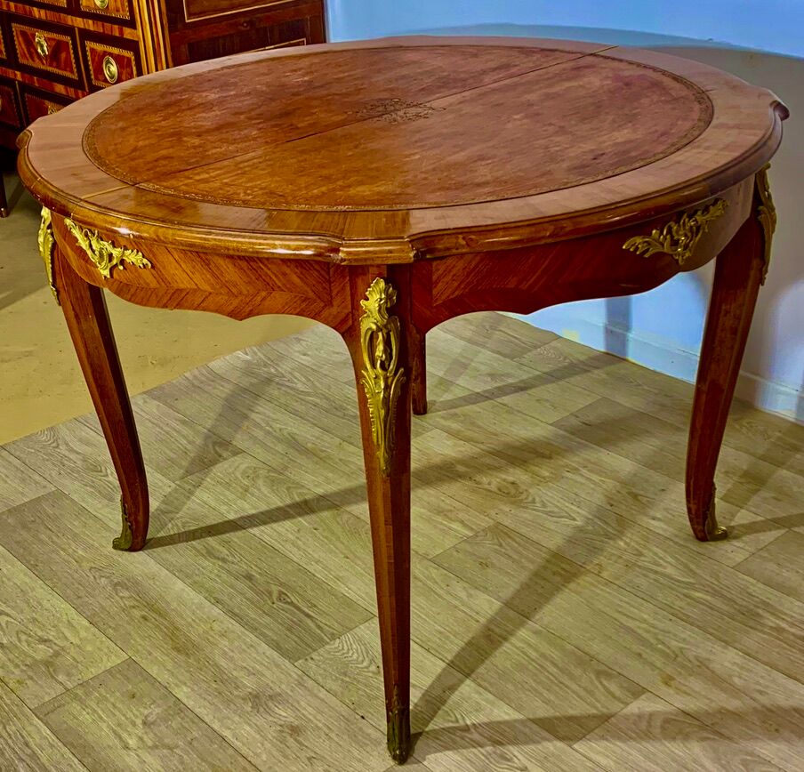 Round table style louis xv, marquetry of rosewood, possibility of extensions.