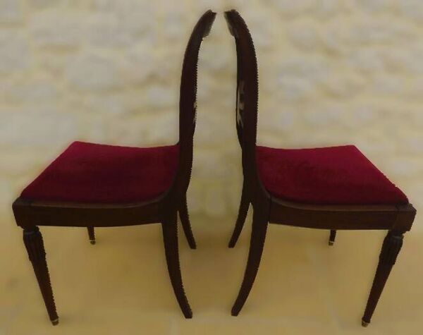 2 chaises de style en bois massif avec assise tissus velours rouge