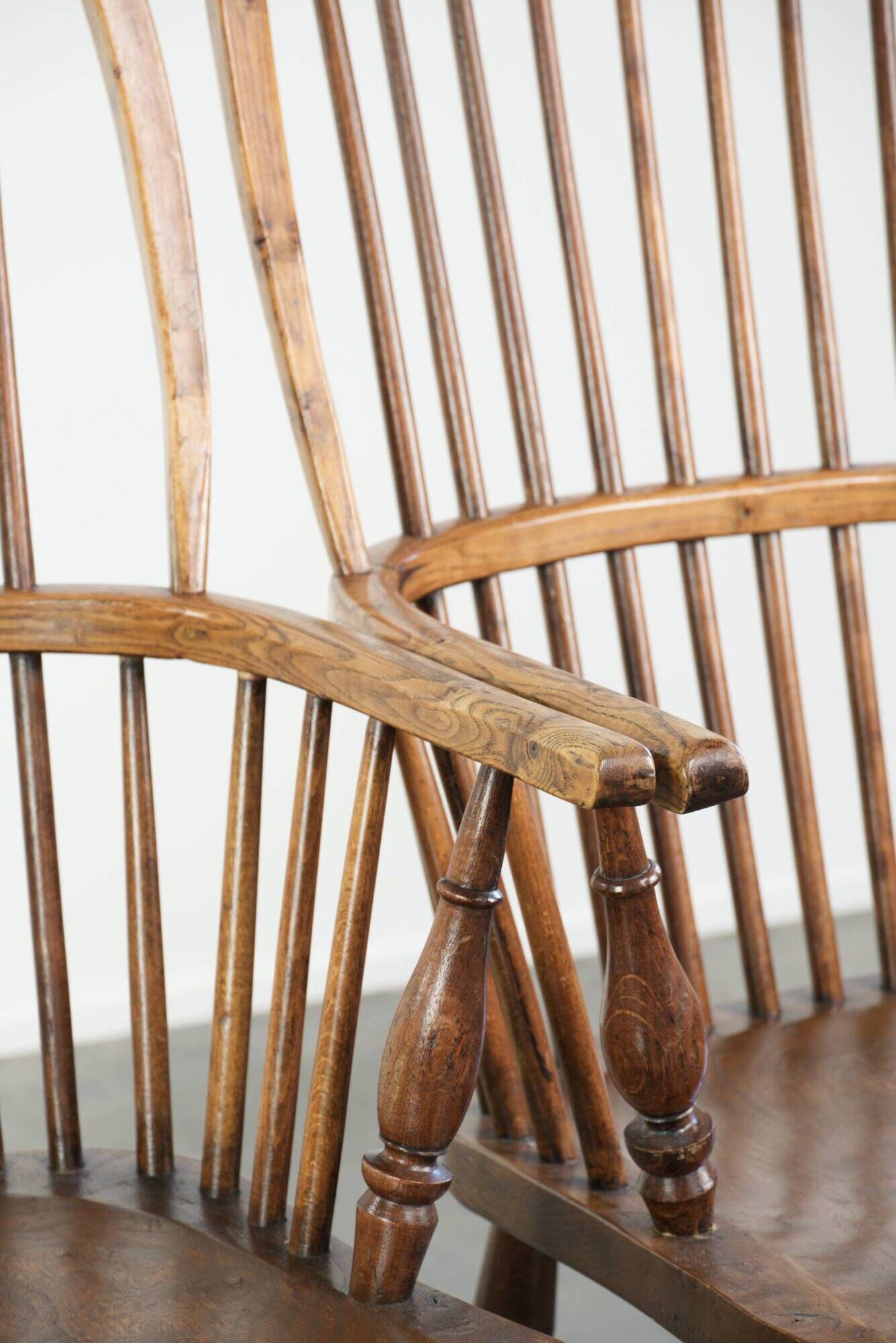 ensemble de deux chaises stickback Windsor anglaises antiques du 19e siècle