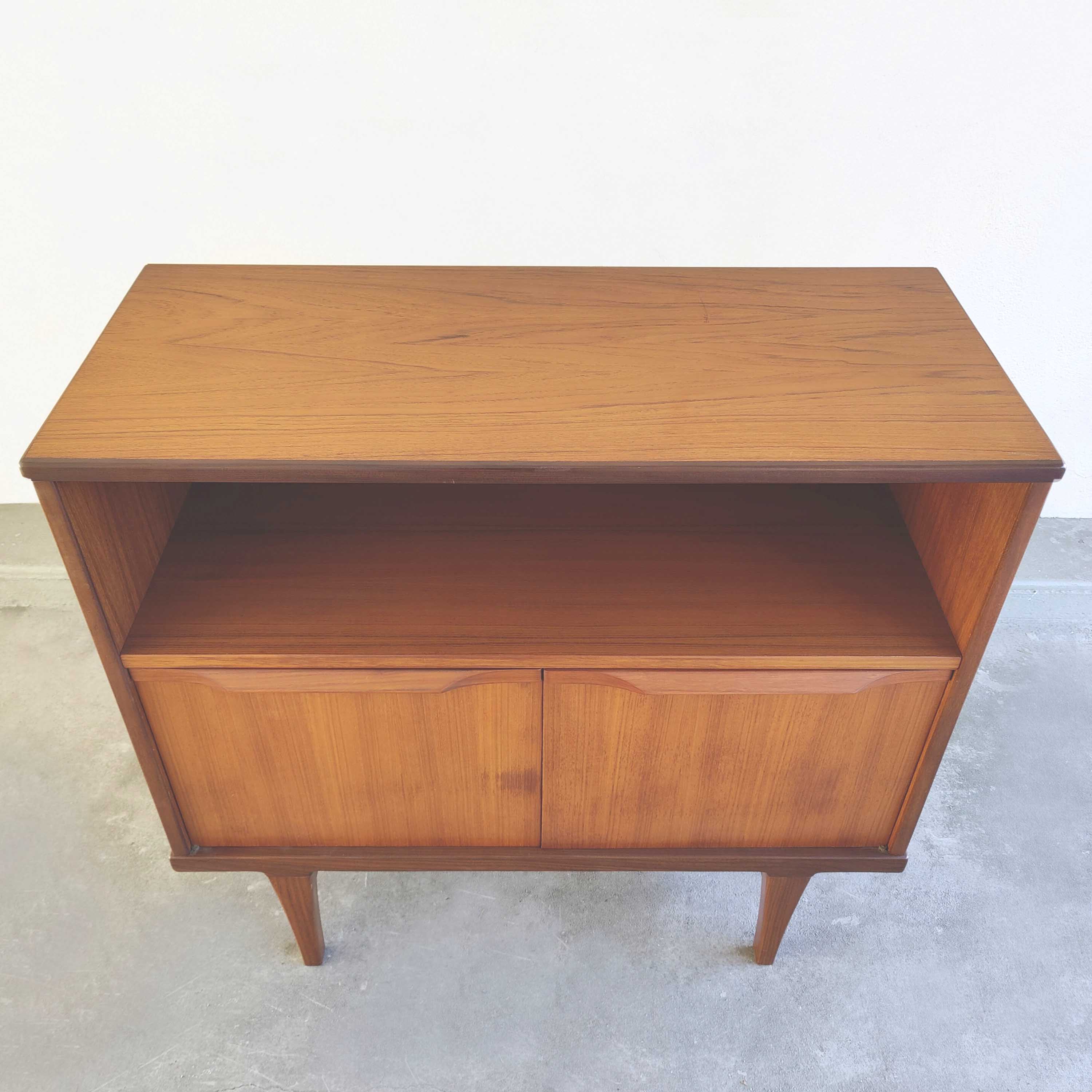 Small Scandinavian row