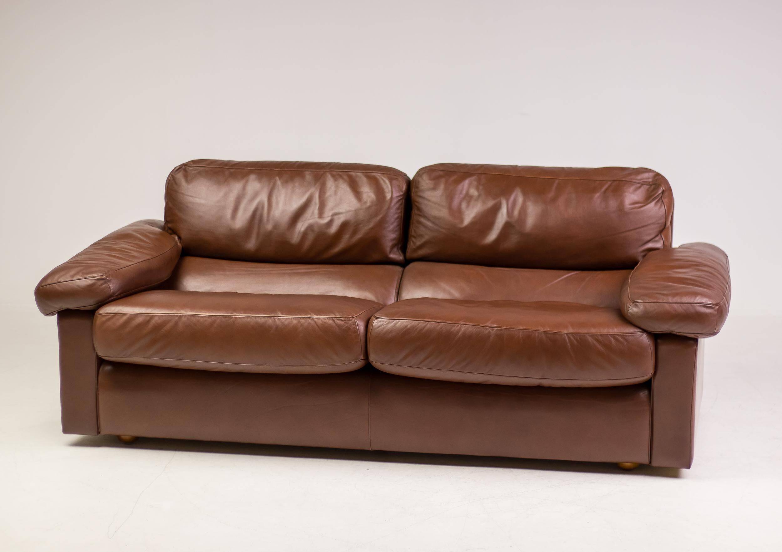 Royal 2-seater canapé premium Poltrona Frau Petronio upholstered in down and chestnut leather.