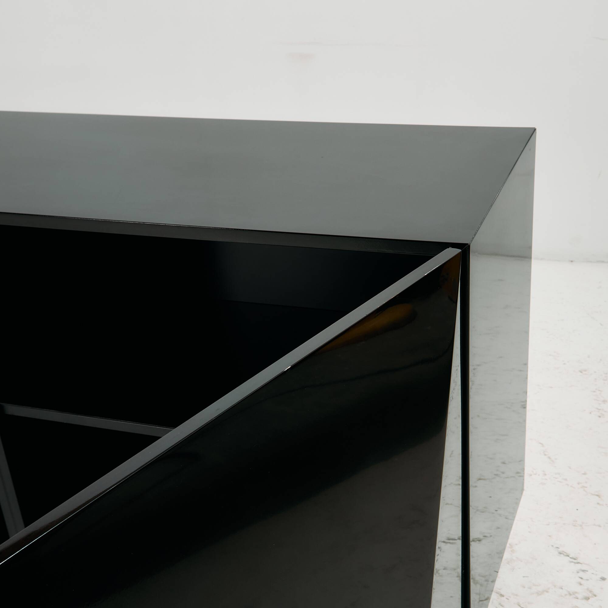 MK10909 High-gloss sideboard