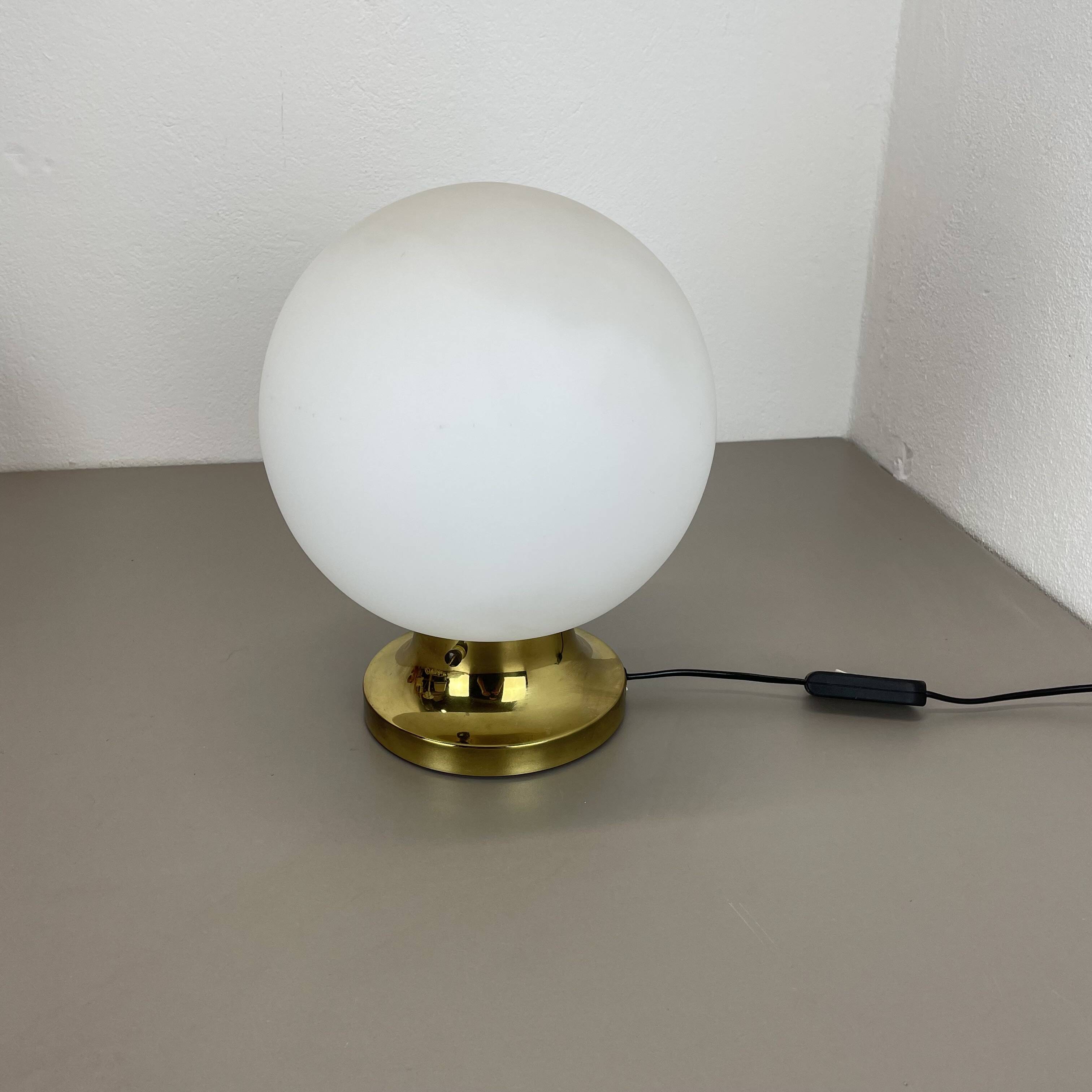 Grande lampe de table en verre « ball » fabriquée par glashütte limburg, allemagne, années 1970