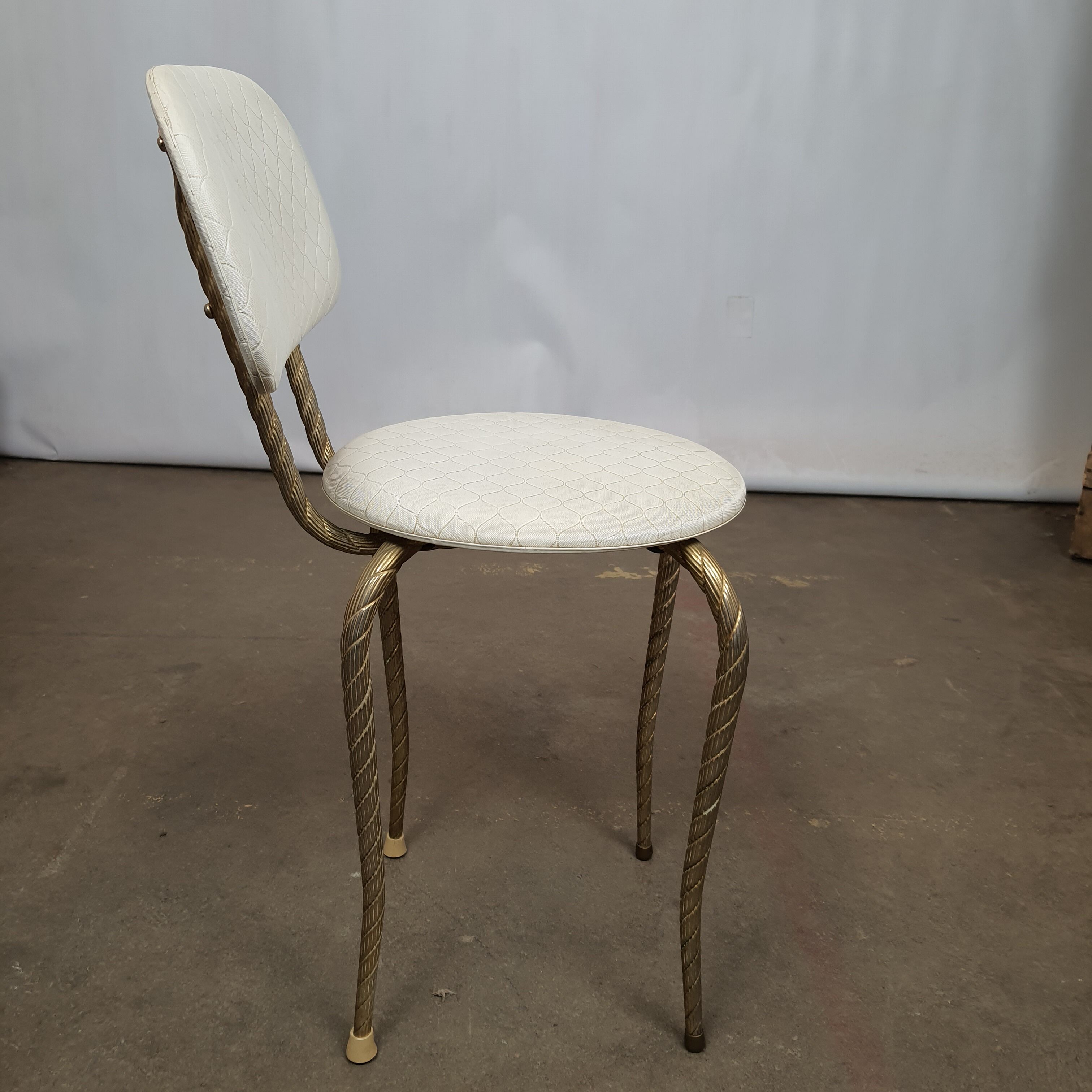 Chaise pied doré courbé cordé simili-cuir