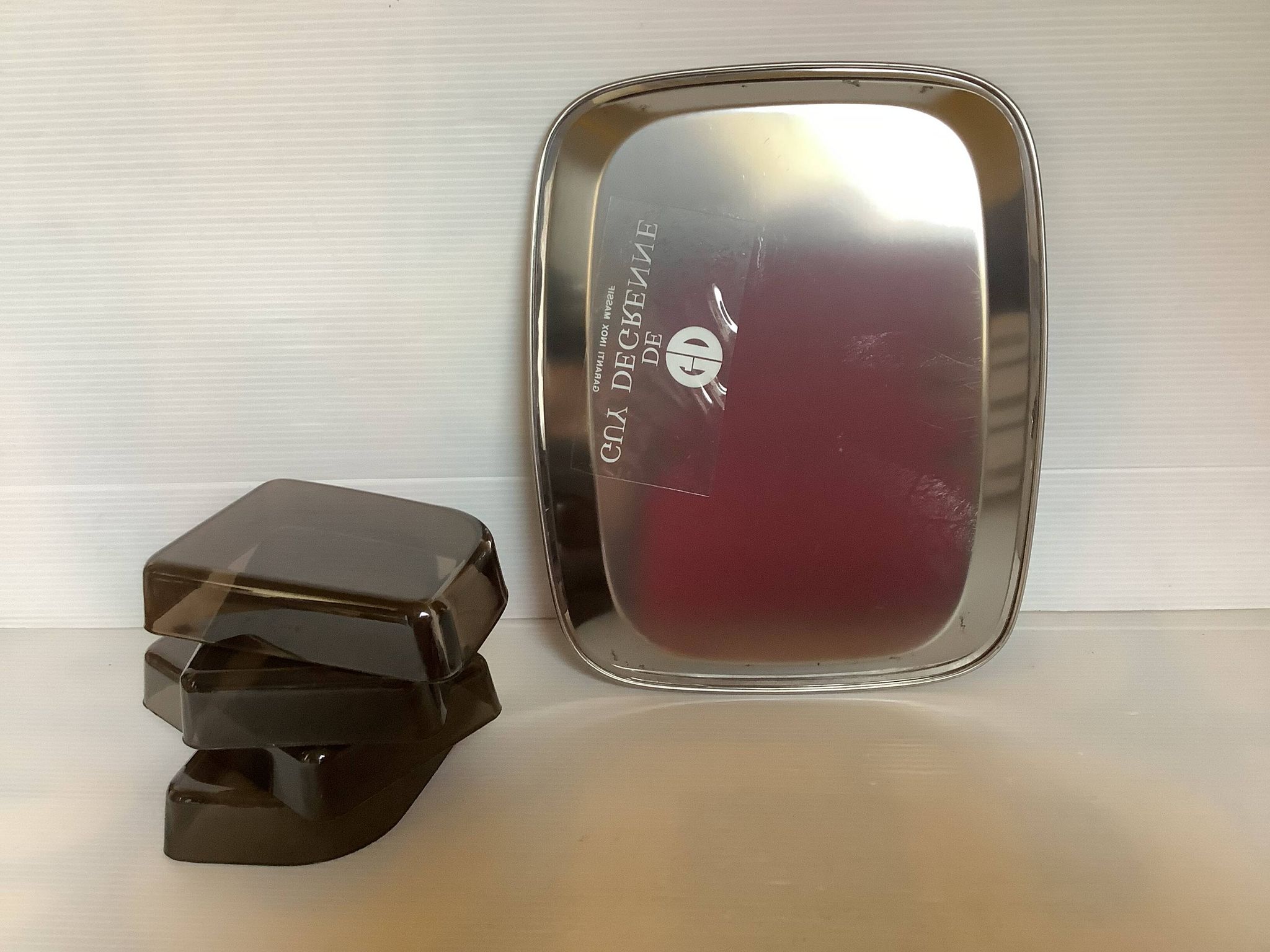 Serviteur plat apéritif avec quatre ramequins