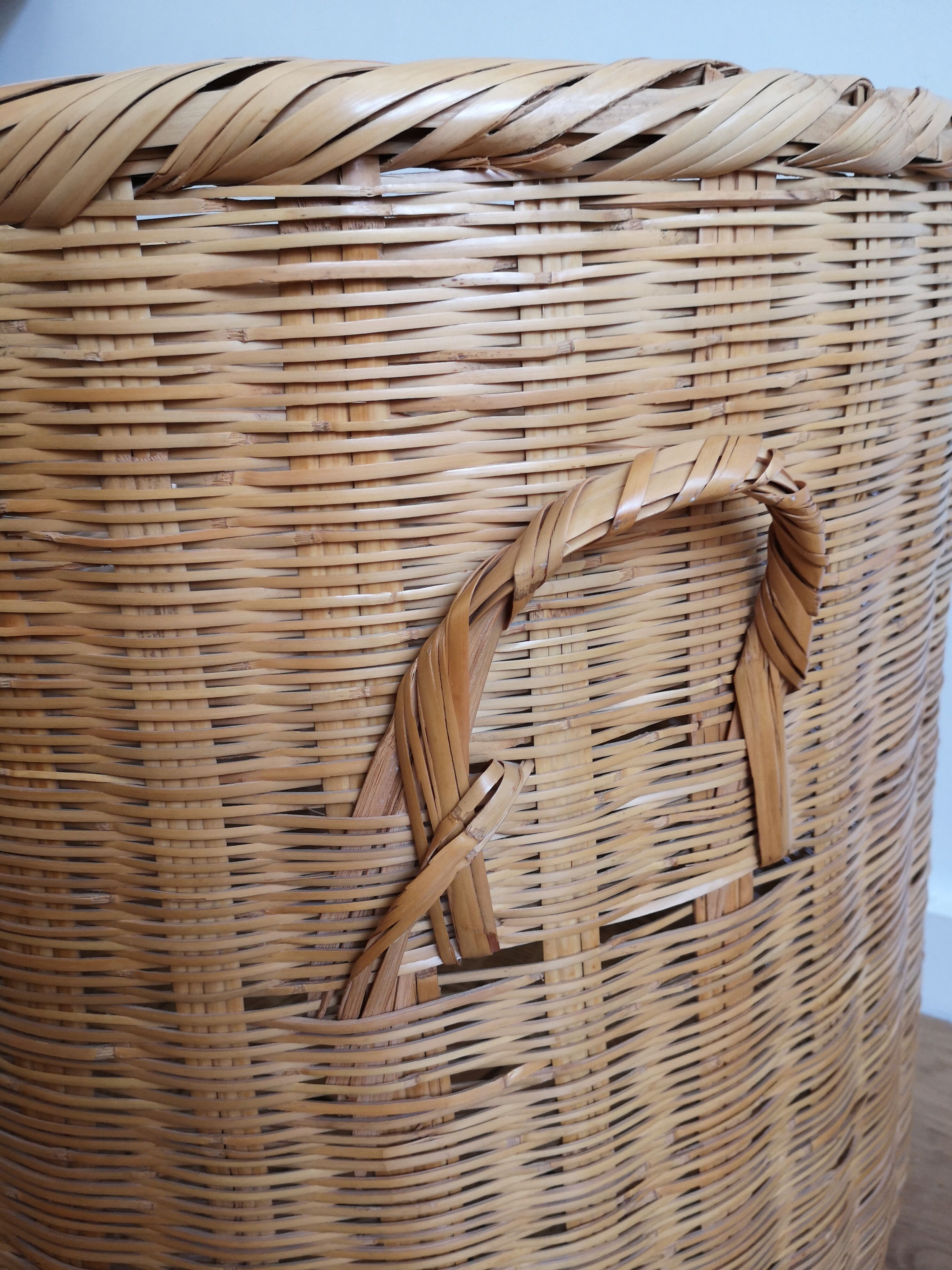 Wicker basket with lid