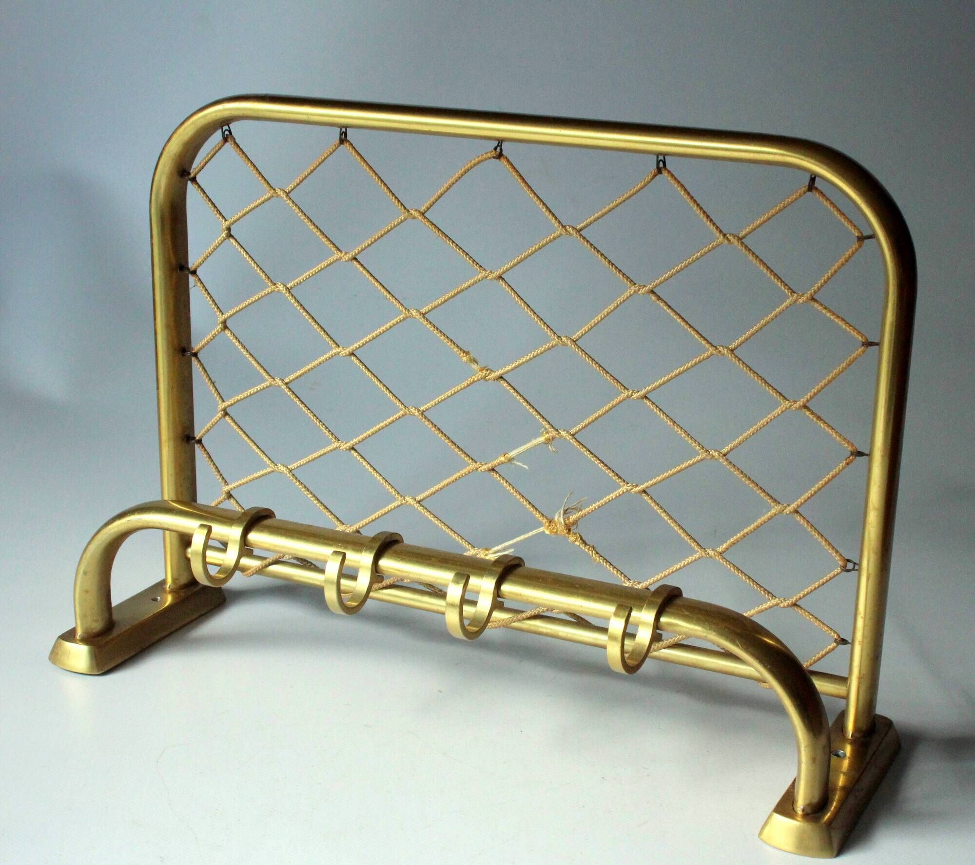 Porte-manteau mural en aluminium de couleur dorée avec étagère