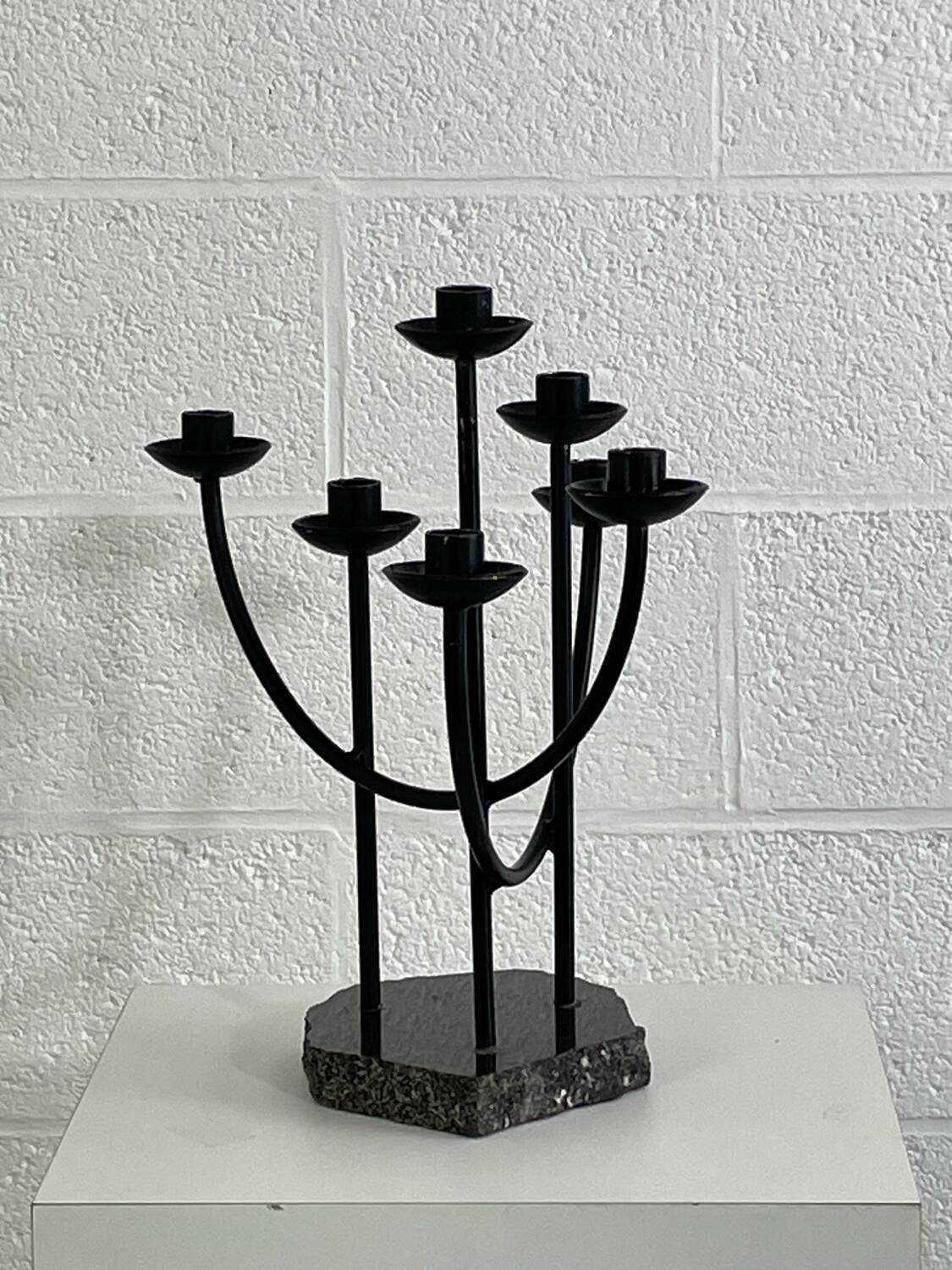 Bougeoir en métal et socle en quartz noir
