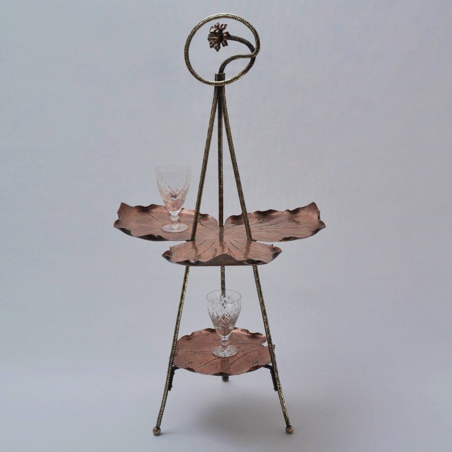 Présentoir à gâteaux antique en laiton, bambou et cuivre, acanthe, mouvement esthétique, Townshends, années 1880