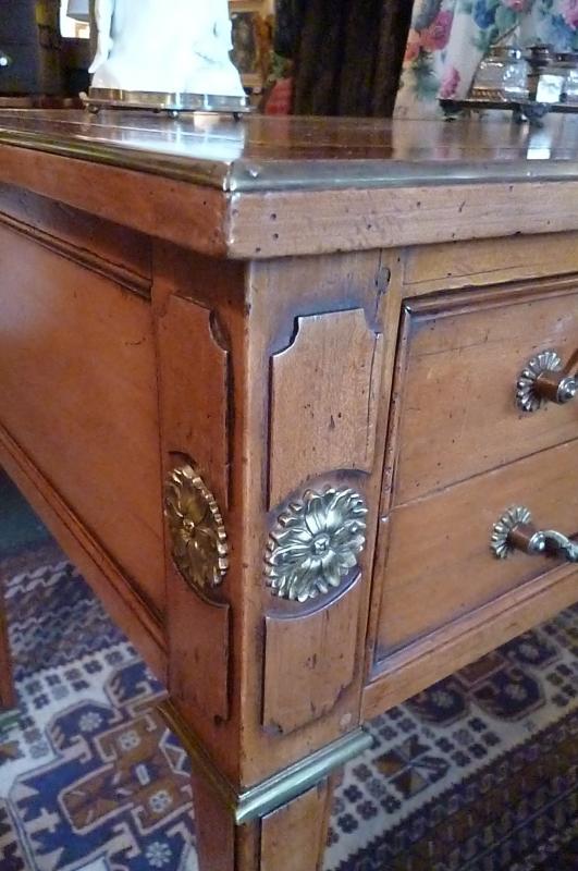 Double-sided flat desk