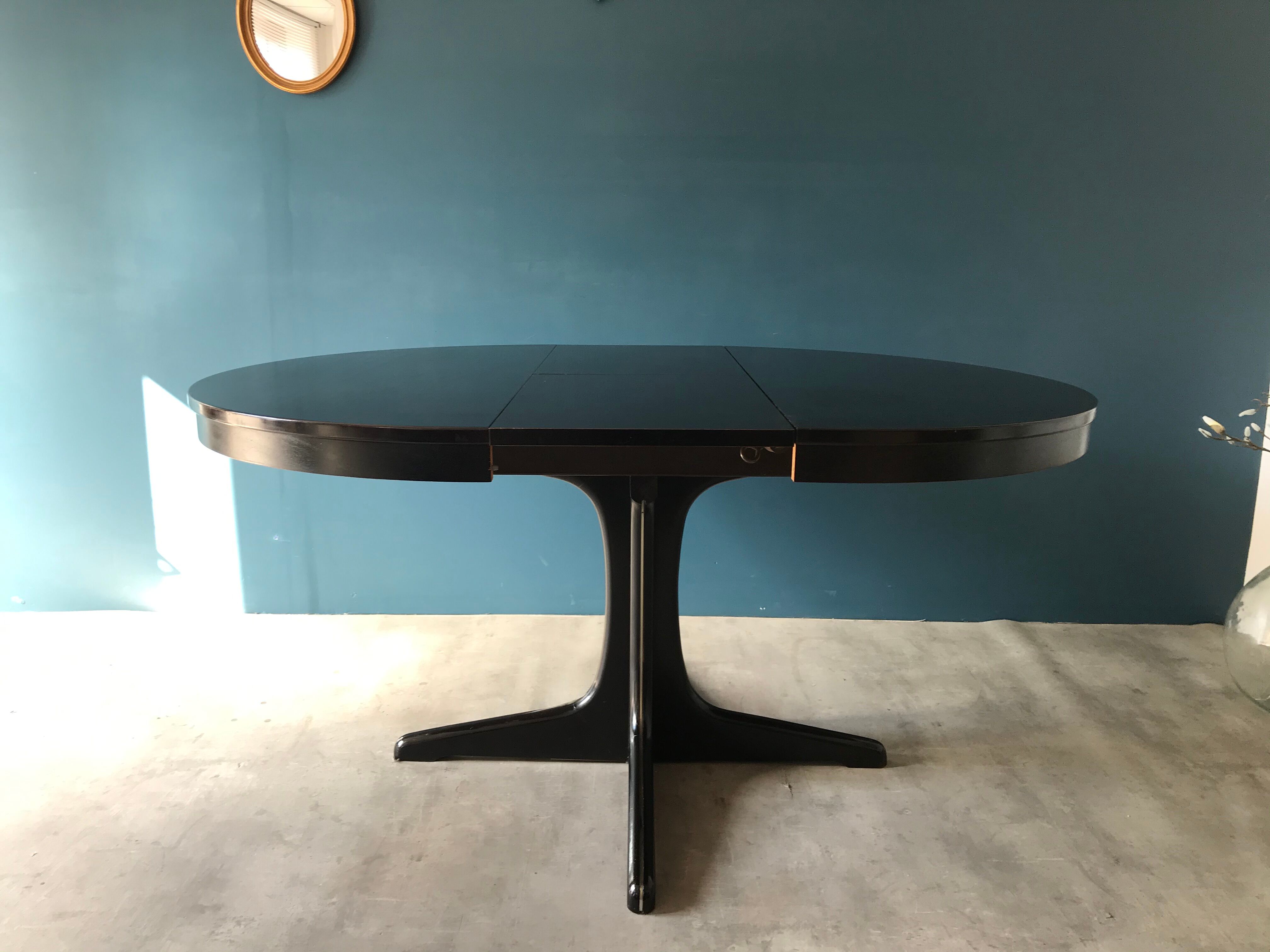 Extendable butterfly extension table