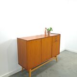 Teak kast met schuine poten en lades uit Zweden