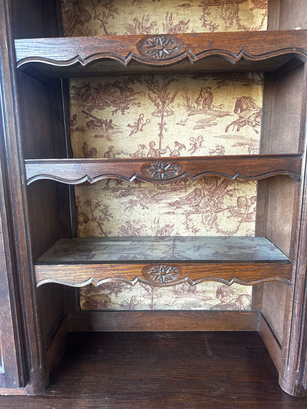 Buffet deux corps ancien en chêne sculpté – Style Louis XV – Vaisselie