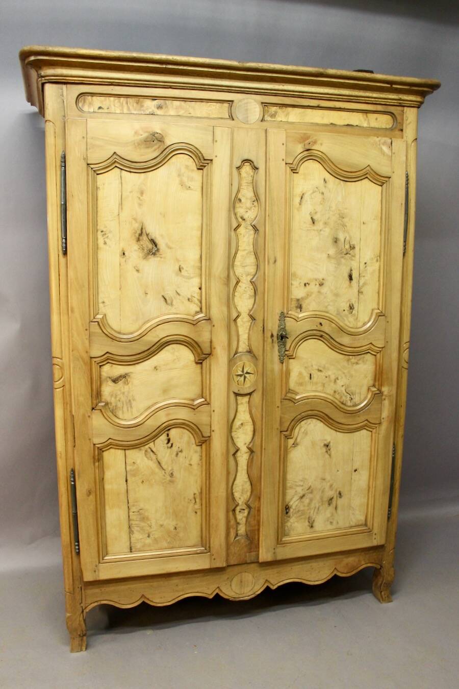 19th Century Bressane Cabinet in Burl Ash