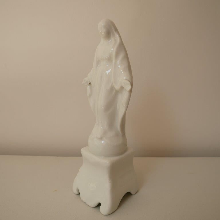 Statue de la Vierge Marie en porcelaine blanche