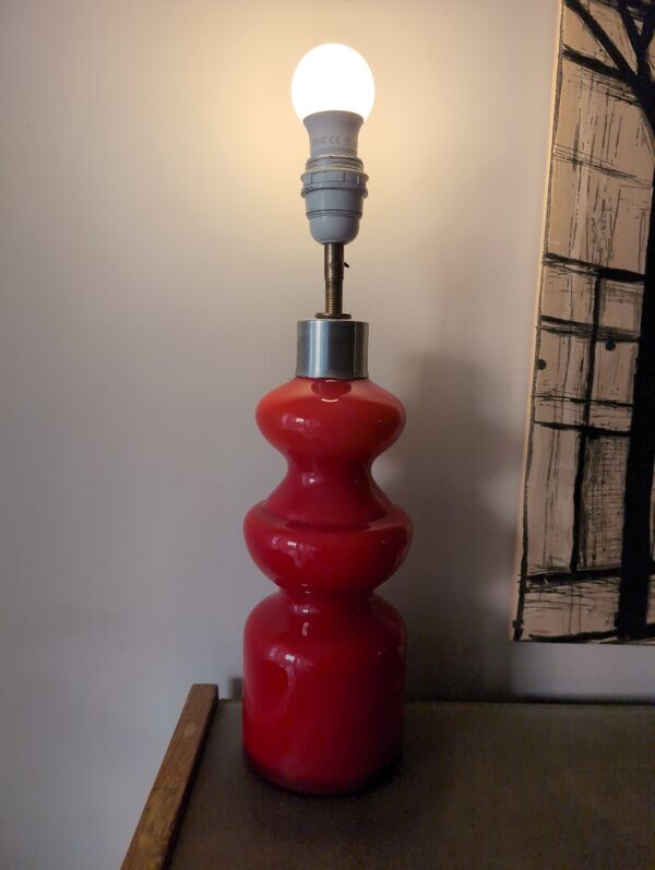 Lampe à poser en opaline rouge vintage 70