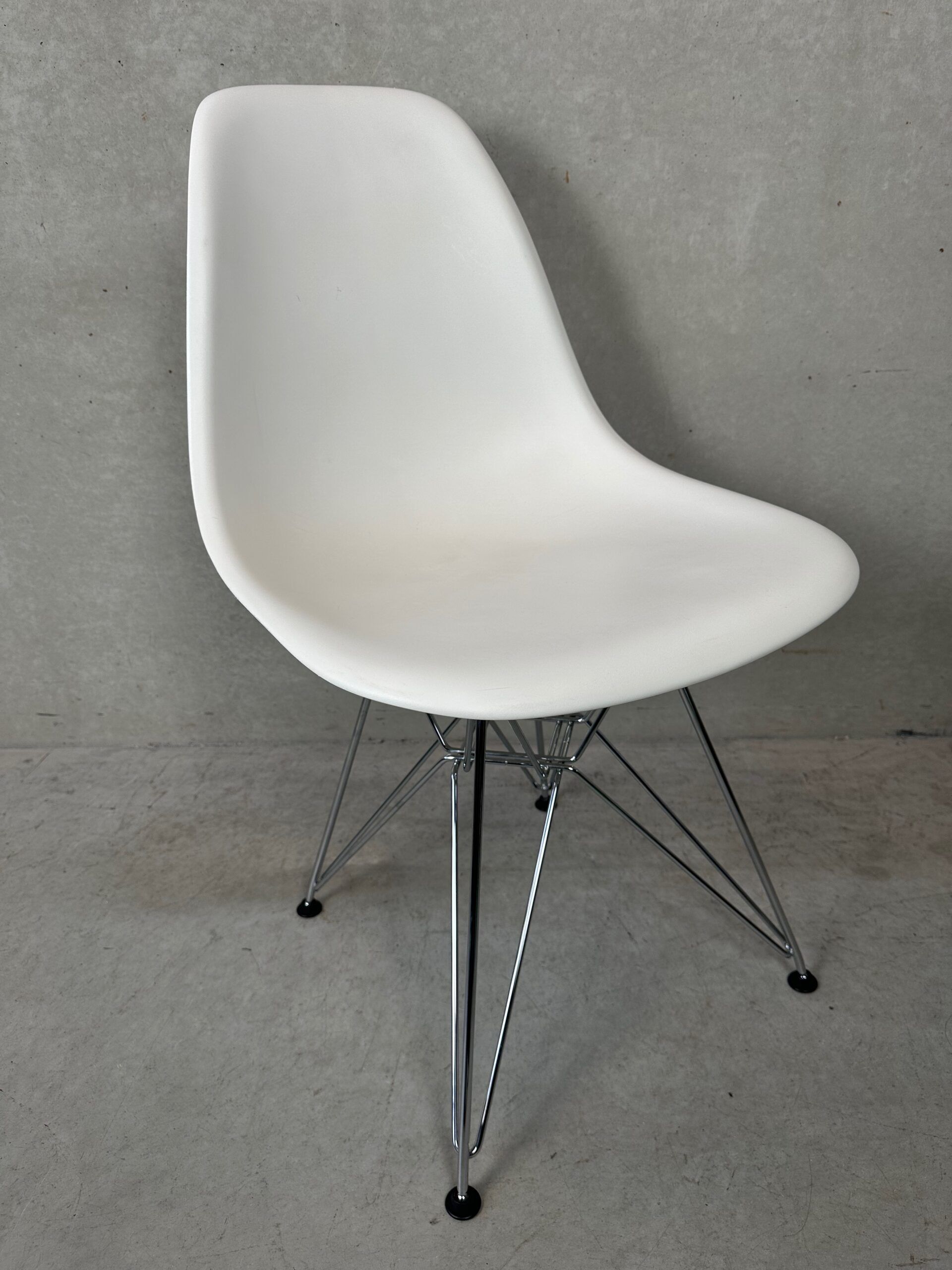 2x Eames design DSR chairs – Vitra
