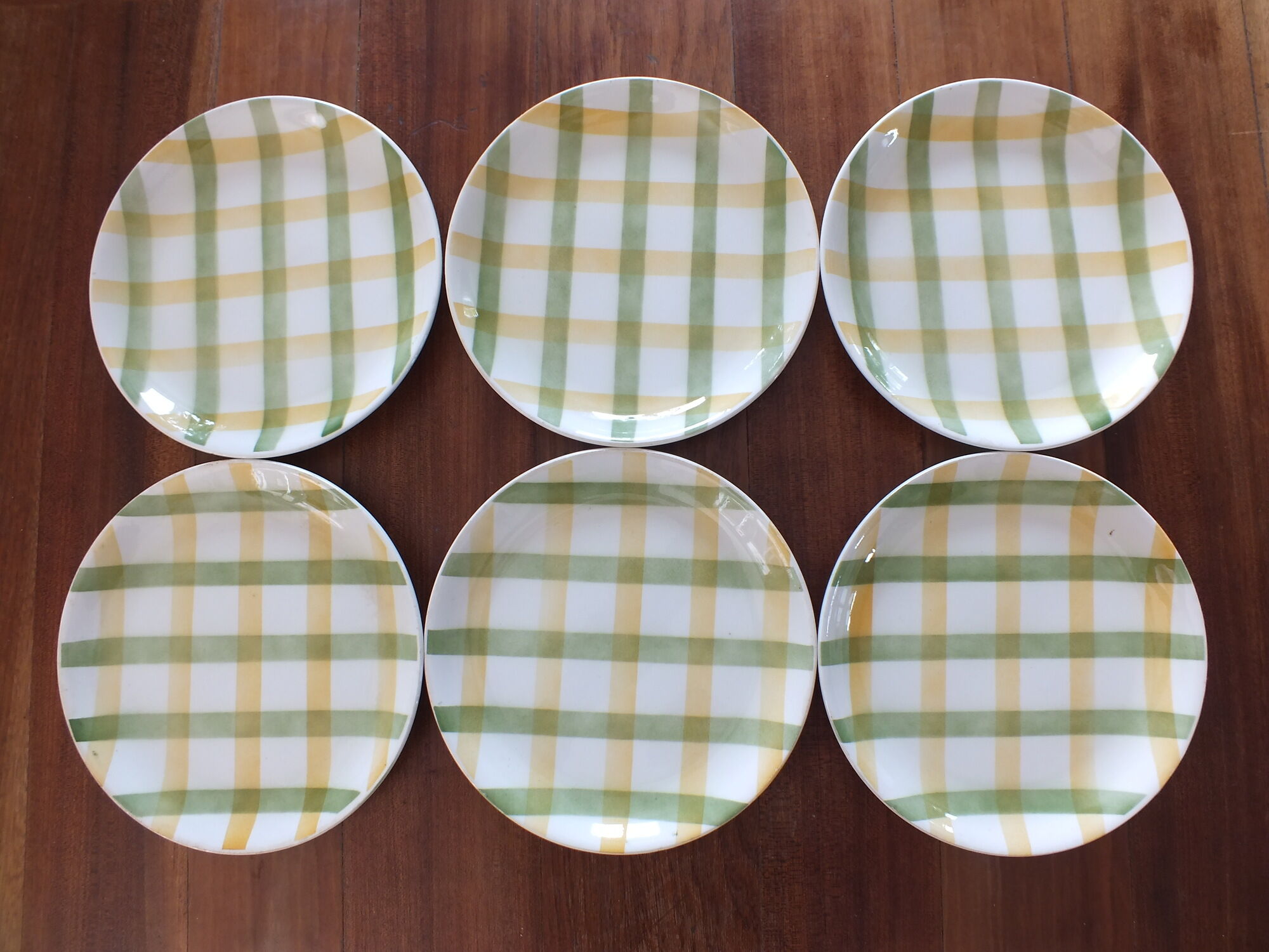 6 green and yellow checkered plates, tea towel