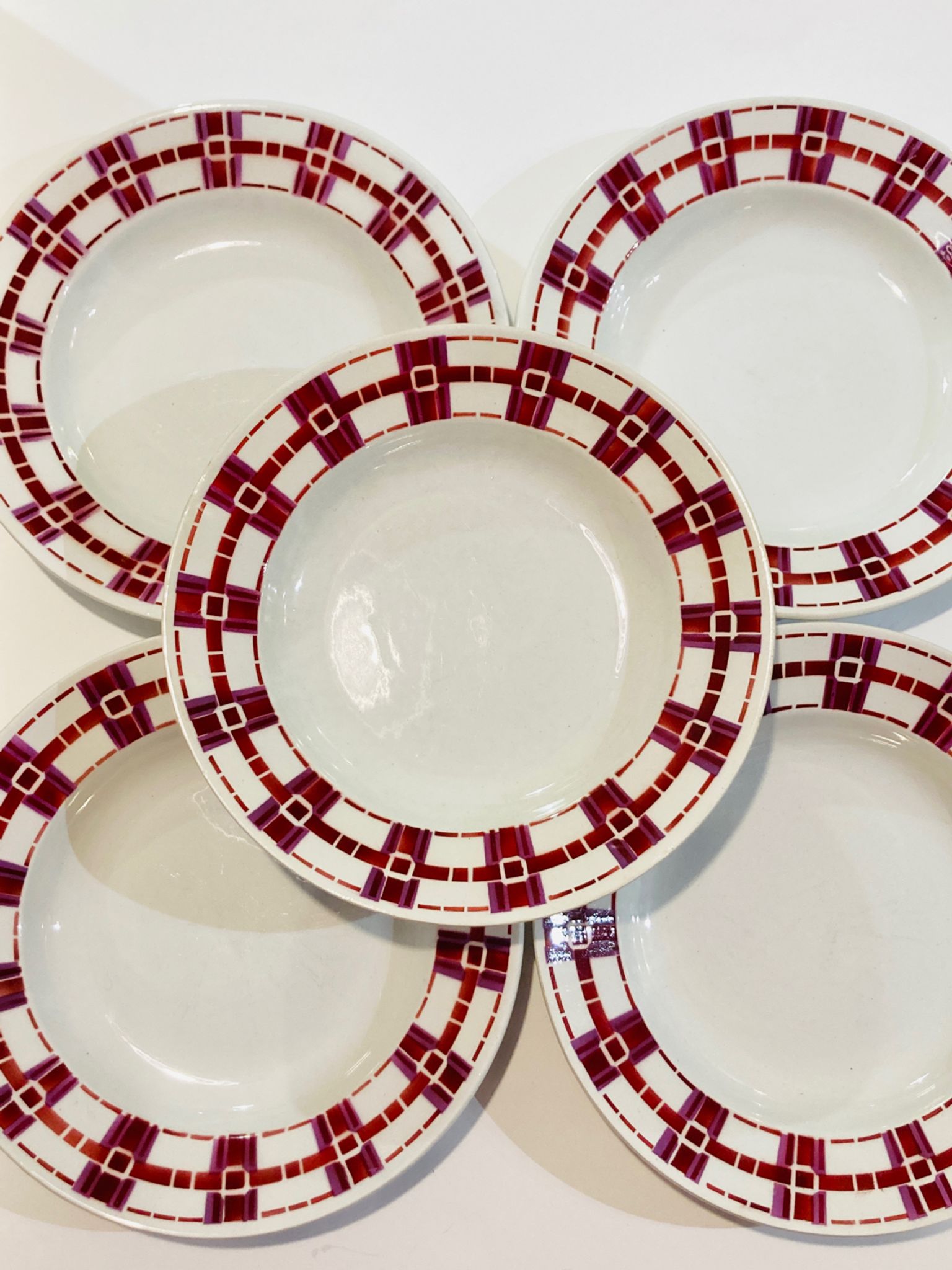 5 hollow plates in burgundy and red earthenware Stuart mill ds loups