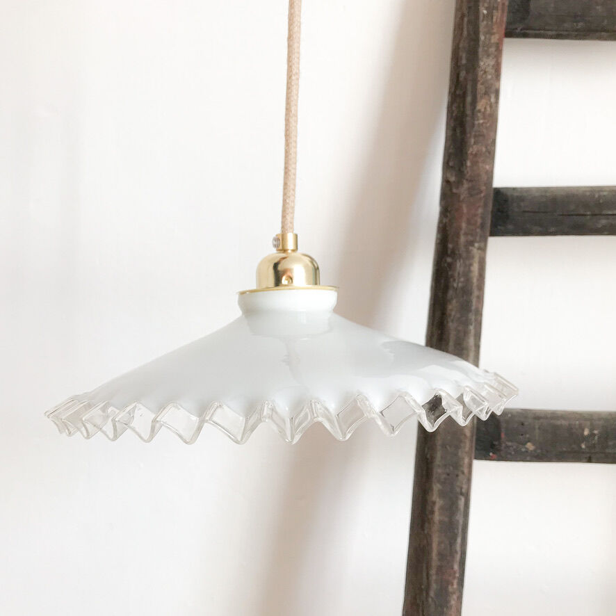 Opaline suspension with lace